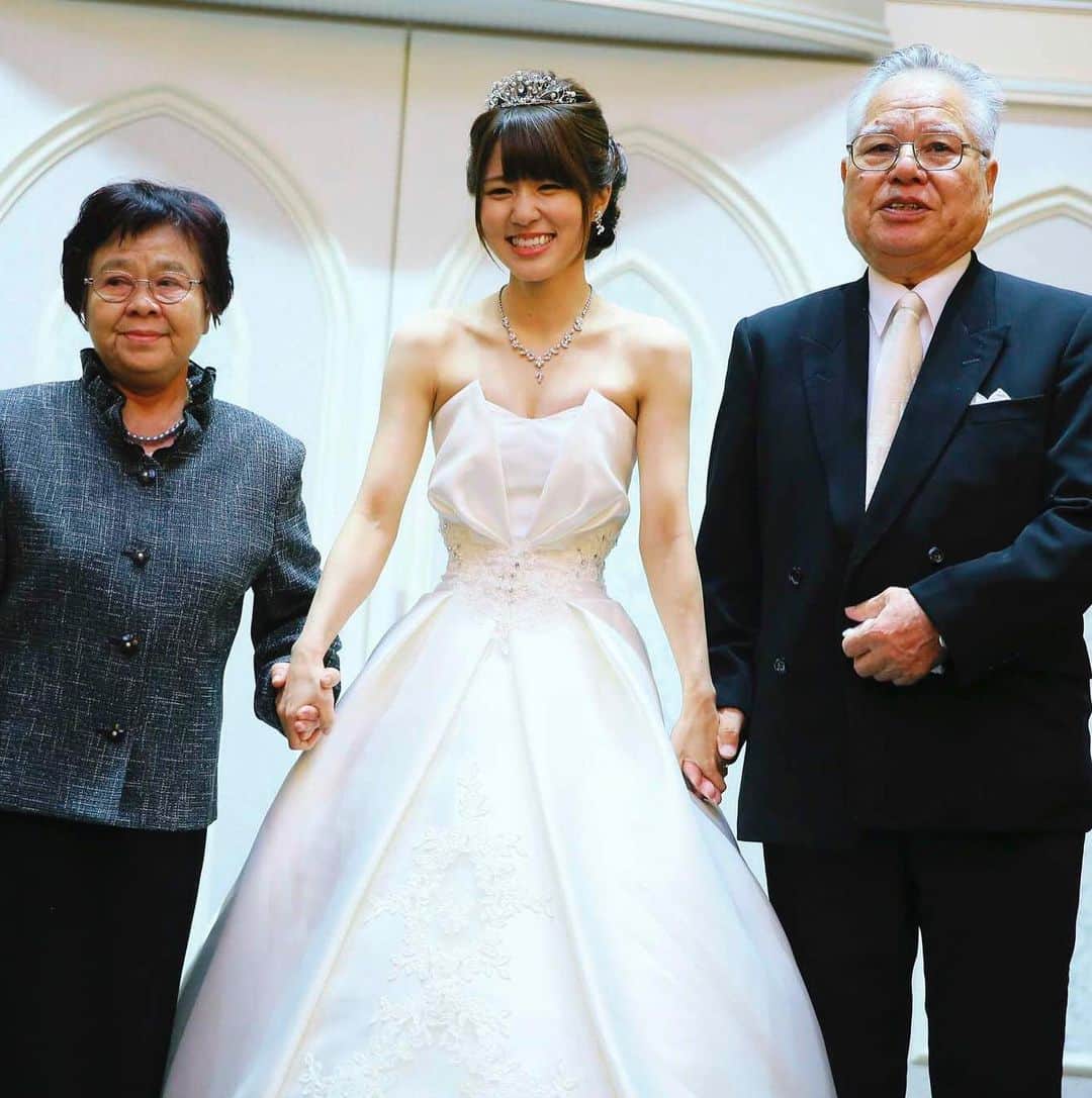 マリエカリヨン名古屋さんのインスタグラム写真 - (マリエカリヨン名古屋Instagram)「@marieecarillon . 大好きな2人からの祝福は幸せな 気持ちでいっぱいに..♡ 会場にいるゲストのみなさんも 幸せな気持ちに包まれます** . ------------------ . ▼ブライダルフェアは インスタのTOPからご予約が出来ます⚐ ＞＞＞ @marieecarillon . @marieecarillonをフォローして #マリエカリヨン  #マリエカリヨン名古屋 のハッシュタグをつけて お写真を投稿してみてくださいね✳︎ . こちらの公式IG（@marieecarillon） で取り上げさせていただきます♡ . #マリエカリヨン #マリエカリヨン名古屋 #dress #nagoya #wedding #weddingdress #weddingparty #ウェディングドレス #カラードレス #ウェディングレポ #チャペル #プレ花嫁 #ブライダルフェア #卒花 #披露宴 #結婚式準備 #日本中のプレ花嫁さんと繋がりたい #nagoya #結婚式 #結婚式場 #東海花嫁 #名古屋花嫁 #2020春婚  #2019夏婚 #2019秋婚 #2019冬婚 #中座」7月3日 16時58分 - marieecarillon