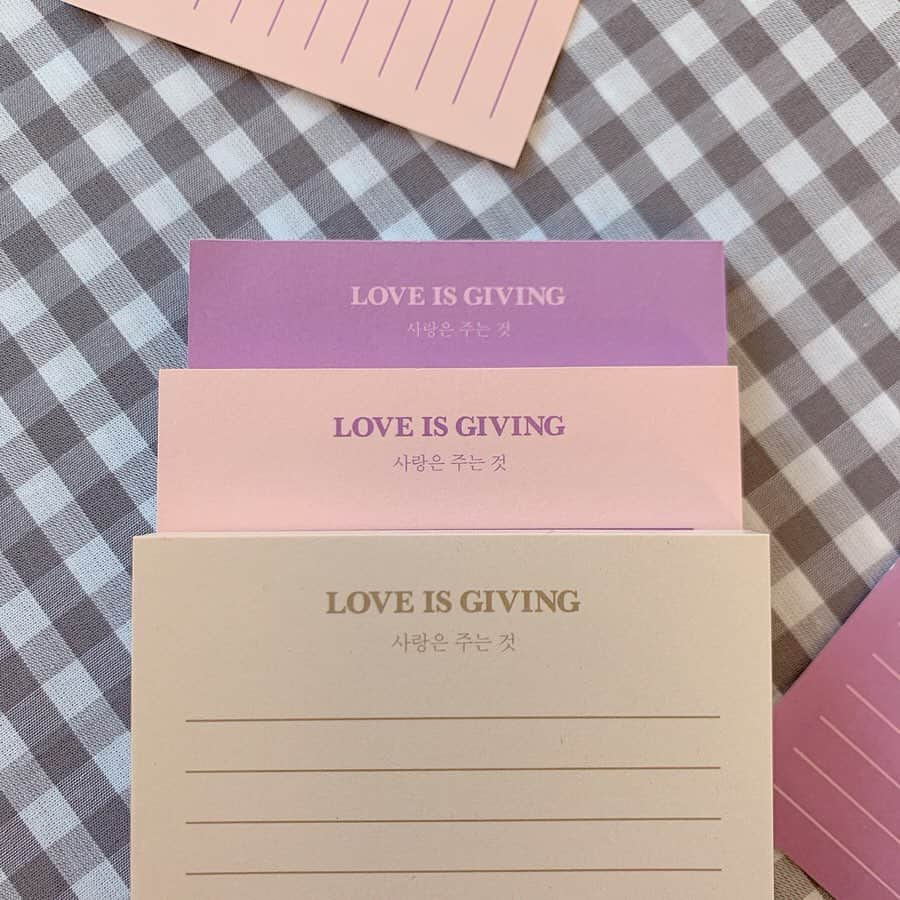 ハルハルさんのインスタグラム写真 - (ハルハルInstagram)「韓国のセレクトショップ♡ LOVE IS GIVING ♡﻿﻿ @loveisgiving ﻿ ﻿ アンニョン！ゆず茶です♡﻿ 今日は #loveisgiving﻿ の中から可愛いメモ帳やシールのご紹介を♡﻿ ﻿﻿ 「愛は与えるもの」というコンセプトのセレクト雑貨ギフトショップ#loveisgiving﻿ ﻿ 韓国の釜山にある#ラブイズギビング ですが﻿ 釜山ってソウルとはまた違った魅力があって、ビギナー渡韓でも是非行ってほしい街だなと思っております～♡﻿ ﻿﻿ さてさて、前回の投稿ではチューリップとヘアアクセを紹介しましたが、﻿ ラブイズギビングにはステショもいっぱいありました！﻿ ﻿ メモ帳を色違いで沢山購入してきたので、﻿ 編集部みんなで使いたいと思います♡﻿ ﻿ 友達へのプレゼントにさりげなくメッセージを添えたり﻿ オフィスや大学でメモや伝言を残したり﻿ 人とは違った可愛いメモ帳で差がつけられそうですよね～﻿ ﻿ メモ帳はたしか100枚位はあって2,500～2,800₩（約280円）くらいでした。﻿ ﻿ ・러브이즈기빙 Basic　2,800₩（約280円）﻿ ラブイズギビングベーシックメモ帳﻿ ﻿ ・러브이즈기빙 Heart　2,800₩（約280円）﻿ ラブイズギビングハートメモ帳﻿ ﻿ ・레드 하트스티커(2ea) 1,000₩（約100円）﻿ レッドハートステッカー2シート﻿ ﻿ ・하트스티커(2ea)　1,000₩（約100円）﻿ ハートステッカー2シート﻿ ﻿ ・프렌치 카드　1枚 600₩（約60円）﻿ フレンチカード﻿ ﻿ わかりやすいように、画像にもお値段や名前を書き込んでおきますね♡﻿ ﻿ ちなみに、メモ帳がOPPという透明の袋に入れられて売られているのですが、セロハンテープじゃなくて色とりどりのマスキングテープで封をしてあって、裏面まで可愛いのでぜひ見てくださいね～♡﻿ ﻿ « 住所 »﻿﻿﻿﻿ ﻿﻿ 부산 수영구 광안로 45번길 22﻿﻿ 12:00-20:00﻿﻿ ﻿﻿ 広安駅３番出口から徒歩10分以内﻿﻿ ﻿﻿ ﻿﻿ -------------------------------------------﻿﻿﻿﻿﻿﻿﻿﻿﻿﻿﻿﻿ ﻿﻿﻿ ﻿﻿ #ハルスタ やハルハルをタグ付けしていただくと、﻿﻿﻿﻿﻿﻿ ハルハルの記事やInstagramに投稿させていただく場合がございます💕﻿﻿﻿﻿ ﻿﻿ #하루스타 #하루하루 를 태그 하시면﻿﻿﻿﻿﻿﻿ 하루하루의 기사와 인스타그램에서 사용할 가능성이 있습니다💕﻿﻿﻿﻿ ﻿﻿﻿ -------------------------------------------﻿ ﻿ ﻿ ﻿ ﻿ ﻿ ﻿ #loveisgiving#러브이즈기빙#ラブイズギビング#雑貨屋#雑貨#ギフト#チューリップ#花束#釜山#釜山旅行﻿﻿ 🇰🇷 #韓国﻿ #Busan#busan #busantrip #부산 #부산여행 #광안대교#광안 #ハルスタ#ハルハル編集部」7月3日 17時00分 - haruharu_furyu