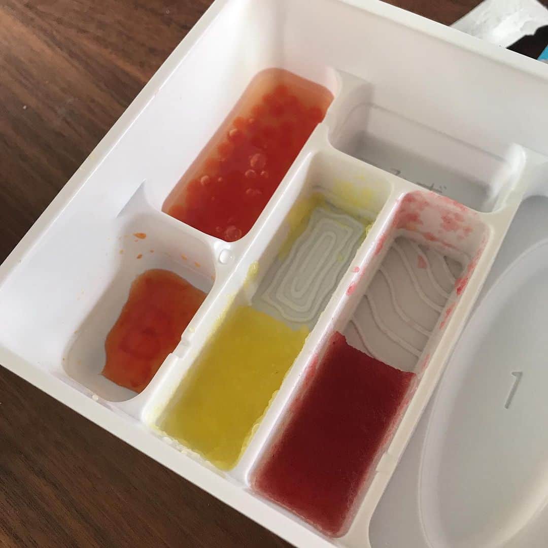 潮田玲子さんのインスタグラム写真 - (潮田玲子Instagram)「お寿司と見せかけてこれはお菓子なのです〜🍣😍 最近のおやつはクオリティが高すぎる！ どう見てもお寿司！笑笑 醤油もソーダ味…😅 私は全く食べる気しないけど息子は美味しい美味しいと食べておりました😅  #お寿司お菓子 #クオリティ高い #本物にしか見えない笑 #母ちゃんの制作 #お菓子キットで作ったから簡単 #添加物とか気にはなるけど😅」7月3日 17時06分 - reikoshiota_official