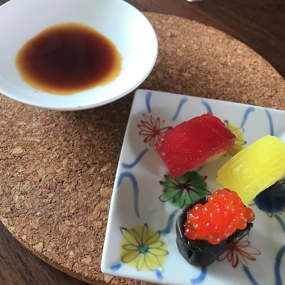 潮田玲子さんのインスタグラム写真 - (潮田玲子Instagram)「お寿司と見せかけてこれはお菓子なのです〜🍣😍 最近のおやつはクオリティが高すぎる！ どう見てもお寿司！笑笑 醤油もソーダ味…😅 私は全く食べる気しないけど息子は美味しい美味しいと食べておりました😅  #お寿司お菓子 #クオリティ高い #本物にしか見えない笑 #母ちゃんの制作 #お菓子キットで作ったから簡単 #添加物とか気にはなるけど😅」7月3日 17時06分 - reikoshiota_official