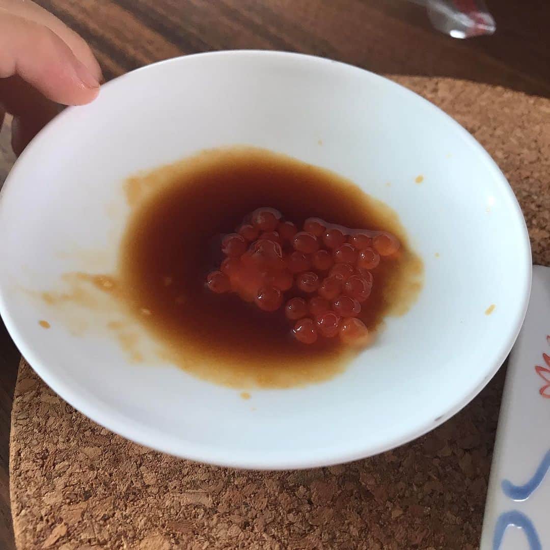 潮田玲子さんのインスタグラム写真 - (潮田玲子Instagram)「お寿司と見せかけてこれはお菓子なのです〜🍣😍 最近のおやつはクオリティが高すぎる！ どう見てもお寿司！笑笑 醤油もソーダ味…😅 私は全く食べる気しないけど息子は美味しい美味しいと食べておりました😅  #お寿司お菓子 #クオリティ高い #本物にしか見えない笑 #母ちゃんの制作 #お菓子キットで作ったから簡単 #添加物とか気にはなるけど😅」7月3日 17時06分 - reikoshiota_official