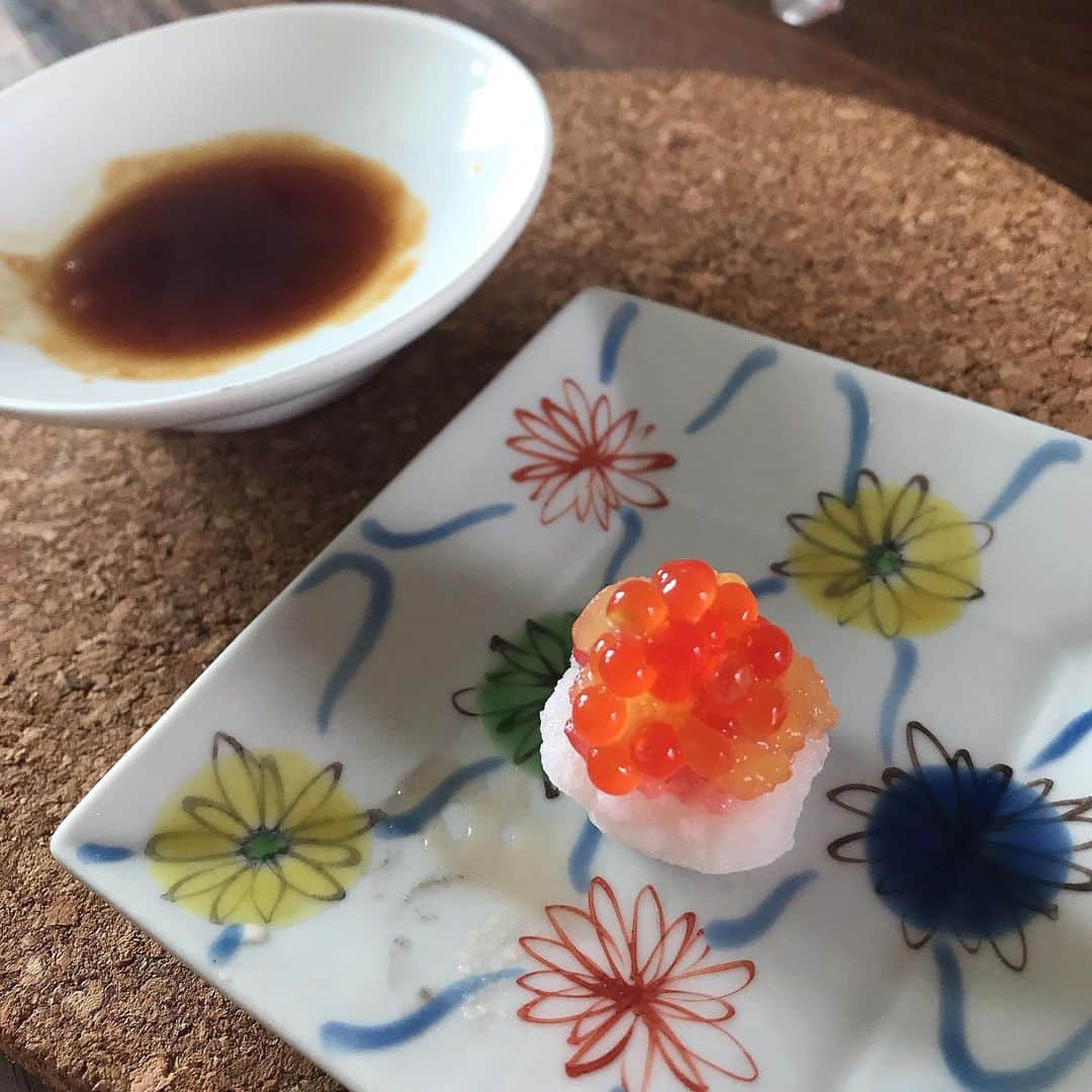 潮田玲子さんのインスタグラム写真 - (潮田玲子Instagram)「お寿司と見せかけてこれはお菓子なのです〜🍣😍 最近のおやつはクオリティが高すぎる！ どう見てもお寿司！笑笑 醤油もソーダ味…😅 私は全く食べる気しないけど息子は美味しい美味しいと食べておりました😅  #お寿司お菓子 #クオリティ高い #本物にしか見えない笑 #母ちゃんの制作 #お菓子キットで作ったから簡単 #添加物とか気にはなるけど😅」7月3日 17時06分 - reikoshiota_official