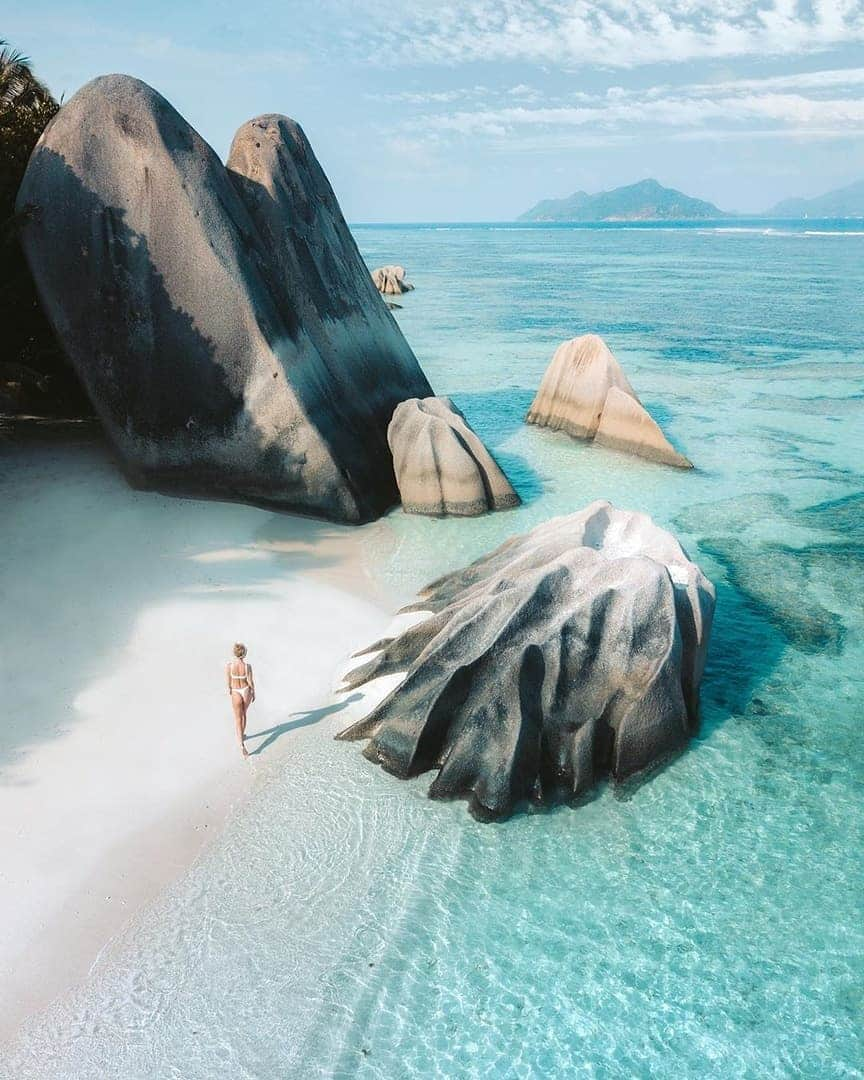 Discover Earthさんのインスタグラム写真 - (Discover EarthInstagram)「🇸🇨The beaches in the Seychelles are so perfect ! Just look at that clear blue water ! 🌴  Who would you want to spend some time there with ? Tag them ! — 📍#DiscoverSeychelles — 📸 Photos by @emmett_sparling」7月3日 17時08分 - discoverearth