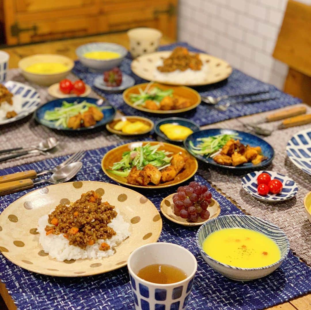 ranranさんのインスタグラム写真 - (ranranInstagram)「こんにちは！ この度ニトリ（@nitori_official） のモニター企画でテーブルウエアを楽しむセットを頂きました  このカル エクレシリーズはデニム色のブルーとほっこりなベージュ♡ 洋食にも和食にも使える柄でかわいいです  この日はドライカレーだったので取り皿サイズのお皿にはサラダとタンドリーチキンを、 深さのある皿にはコーンスープを入れましたが、サラダ入れたりお鍋の取り皿にも良さそうなサイズ♡  豆皿はシリーズを揃えたくなる可愛さで♡  フルーツやお漬物などちょっと載せるのに便利です♡  で、一番気に入ったのは軽さ！  食後、たまに食器を拭いてくれるツインズですがこのシリーズはとにかく軽いので普通の食器より安心です  ランチョンマットも久しぶりに使いましたがやっぱりあると便利だし普通のご飯も華やかに見えるからツインズも「こんな豪華なご飯作ってくれてありがとう」って♪  普段と変わらないご飯なのに食器が変わったりランチョンマット敷いただけで「豪華なご飯」に見えるんですね（笑）よかったよかった♡  レンジ、食洗機対応なのも助かるし♡  カル エクレシリーズ、ほかのお皿も気になるのでニトリ見に行って来ます（*⌒∇⌒*)テヘ♪  ##ニトリ#interior#インテリア#mynitori#テーブルウェア#うつわ#食器#ニトリの食器#食器好き#ニトリ食器#カルエクレ#おうちごはん#おうちカフェ#ad」7月3日 17時08分 - tomooo.25