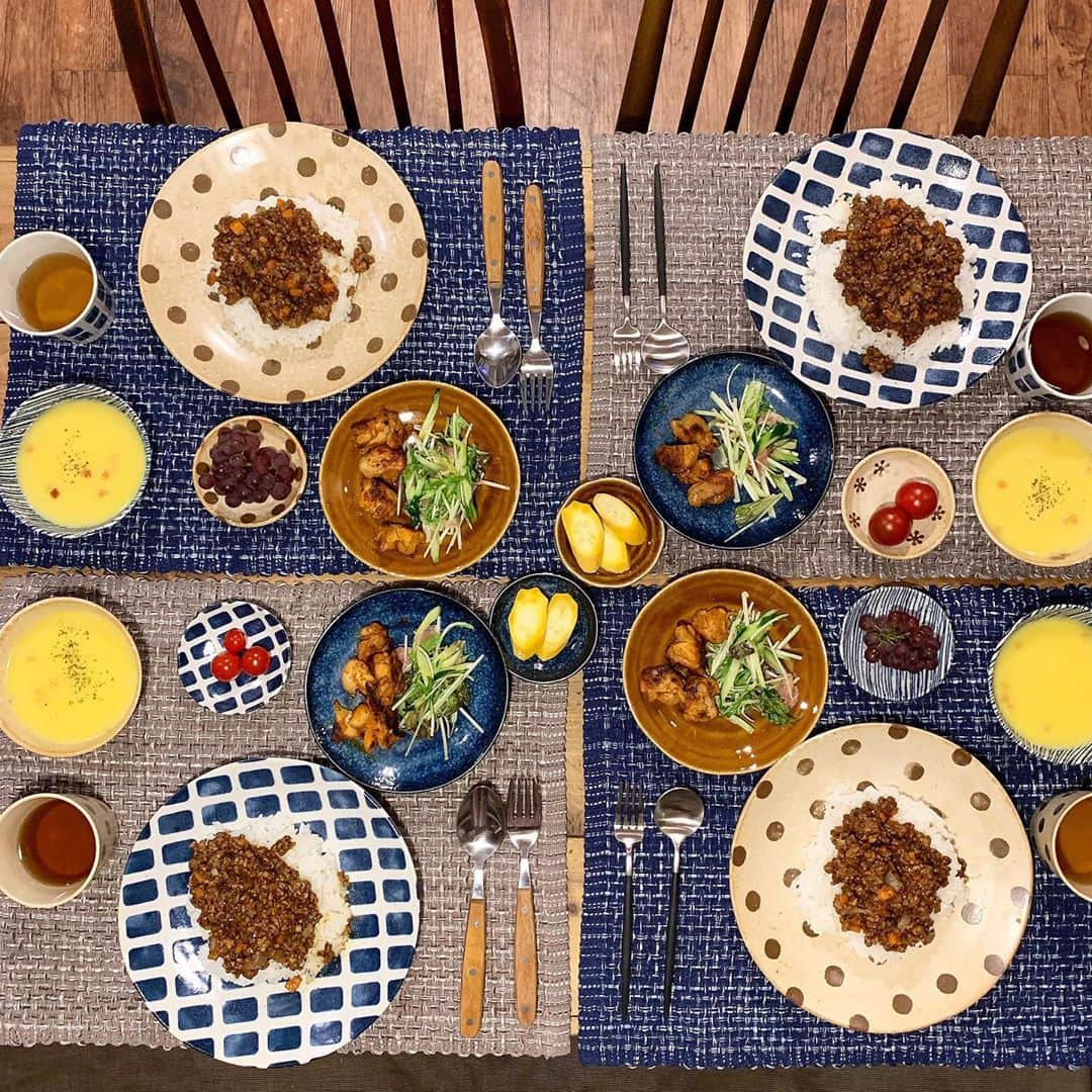 ranranさんのインスタグラム写真 - (ranranInstagram)「こんにちは！ この度ニトリ（@nitori_official） のモニター企画でテーブルウエアを楽しむセットを頂きました  このカル エクレシリーズはデニム色のブルーとほっこりなベージュ♡ 洋食にも和食にも使える柄でかわいいです  この日はドライカレーだったので取り皿サイズのお皿にはサラダとタンドリーチキンを、 深さのある皿にはコーンスープを入れましたが、サラダ入れたりお鍋の取り皿にも良さそうなサイズ♡  豆皿はシリーズを揃えたくなる可愛さで♡  フルーツやお漬物などちょっと載せるのに便利です♡  で、一番気に入ったのは軽さ！  食後、たまに食器を拭いてくれるツインズですがこのシリーズはとにかく軽いので普通の食器より安心です  ランチョンマットも久しぶりに使いましたがやっぱりあると便利だし普通のご飯も華やかに見えるからツインズも「こんな豪華なご飯作ってくれてありがとう」って♪  普段と変わらないご飯なのに食器が変わったりランチョンマット敷いただけで「豪華なご飯」に見えるんですね（笑）よかったよかった♡  レンジ、食洗機対応なのも助かるし♡  カル エクレシリーズ、ほかのお皿も気になるのでニトリ見に行って来ます（*⌒∇⌒*)テヘ♪  ##ニトリ#interior#インテリア#mynitori#テーブルウェア#うつわ#食器#ニトリの食器#食器好き#ニトリ食器#カルエクレ#おうちごはん#おうちカフェ#ad」7月3日 17時08分 - tomooo.25