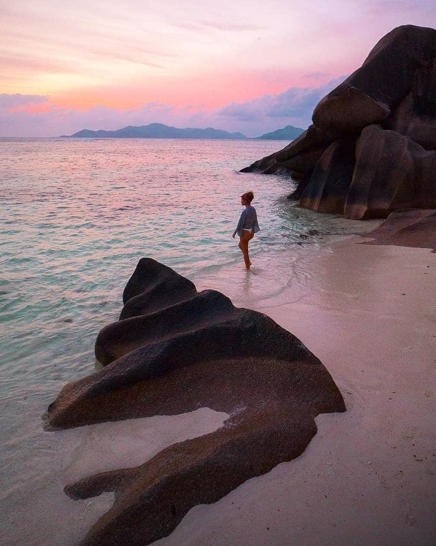 Discover Earthさんのインスタグラム写真 - (Discover EarthInstagram)「🇸🇨The beaches in the Seychelles are so perfect ! Just look at that clear blue water ! 🌴  Who would you want to spend some time there with ? Tag them ! — 📍#DiscoverSeychelles — 📸 Photos by @emmett_sparling」7月3日 17時08分 - discoverearth