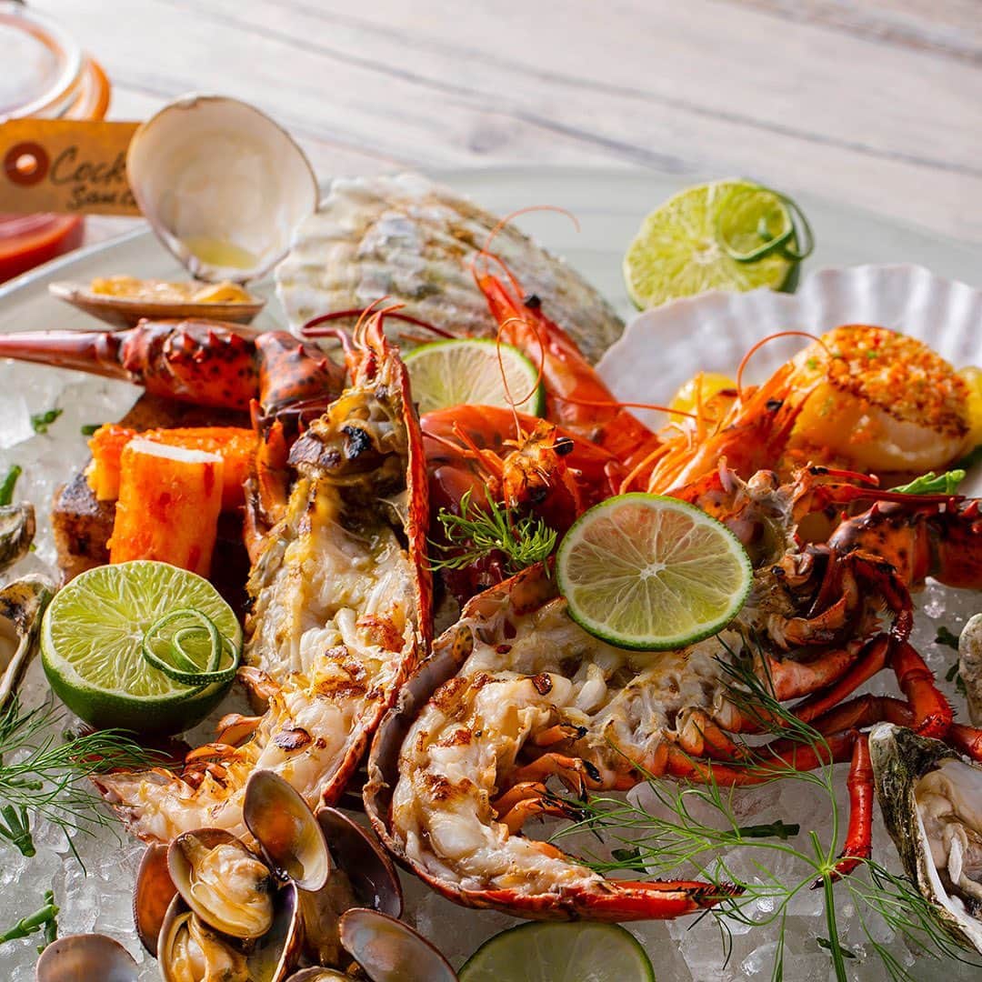 ヒルトン東京さんのインスタグラム写真 - (ヒルトン東京Instagram)「メトロポリタングリルでは🦐シーフードの盛り合わせ「サマーシーフード・クラッシュ」を季節限定でご用意しています🦀﻿ ﻿ ロブスターグリルやフレッシュオイスターをキリッと冷えた🥂シャンパンや白ワインと一緒にどうぞ！﻿ 詳細はHPより！﻿ ﻿ 🦞METROPOLITAN GRILL’s latest item on the menu-Summer Crustacean Crush!﻿ A sumptuous 🦐seafood platter that is perfect with champagne and/or white wine🍾﻿ Approach our friendly and experienced sommelier for recommendations!﻿ ﻿ #ヒルトン東京 #メトロポリタングリル #シーフード #海鮮 #シェア #夏 #シャンパン﻿ #hiltontokyo #summer #metropolitangrill #seafood #champagne #cheers #crunch #seafoodplatter #wasabi」7月3日 17時08分 - hiltontokyo