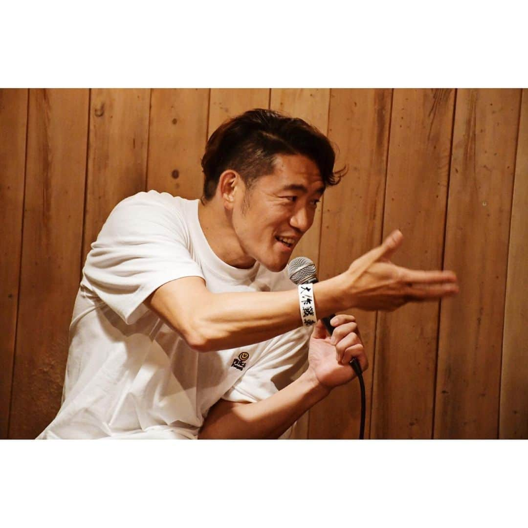 上田唯人さんのインスタグラム写真 - (上田唯人Instagram)「「PEACE&MOSH」のオープンを記念しトークイベント『音楽と走るひと』に参加させていただいたときの模様。 - 田原さんに呼んでもらって、デカいリュックを持って、広島に。TOSHI-LOWさんと2時間トークとアコースティックライブ。  今年の #京都大作戦ラン の盛り上がりや、今月末に控えている #フジロックラン もそうだけど、走る&音楽は確実に楽しくなってきているんじゃないか？  濃密なイベントでした。 - - #mobstyles #and_mosh #peace_and_mosh #brahman #toshi_low #oau #走るひと」7月3日 17時09分 - yuito_ueda