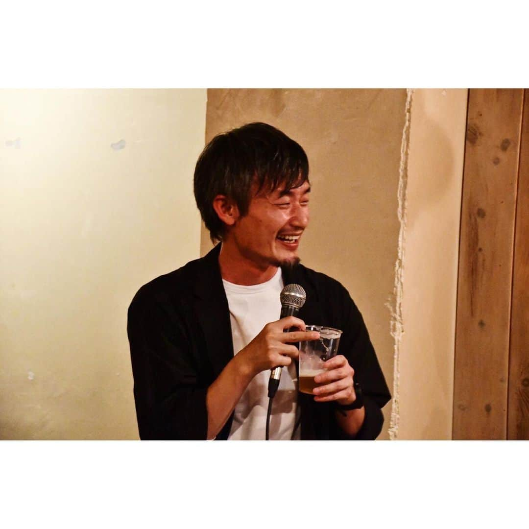 上田唯人さんのインスタグラム写真 - (上田唯人Instagram)「「PEACE&MOSH」のオープンを記念しトークイベント『音楽と走るひと』に参加させていただいたときの模様。 - 田原さんに呼んでもらって、デカいリュックを持って、広島に。TOSHI-LOWさんと2時間トークとアコースティックライブ。  今年の #京都大作戦ラン の盛り上がりや、今月末に控えている #フジロックラン もそうだけど、走る&音楽は確実に楽しくなってきているんじゃないか？  濃密なイベントでした。 - - #mobstyles #and_mosh #peace_and_mosh #brahman #toshi_low #oau #走るひと」7月3日 17時09分 - yuito_ueda