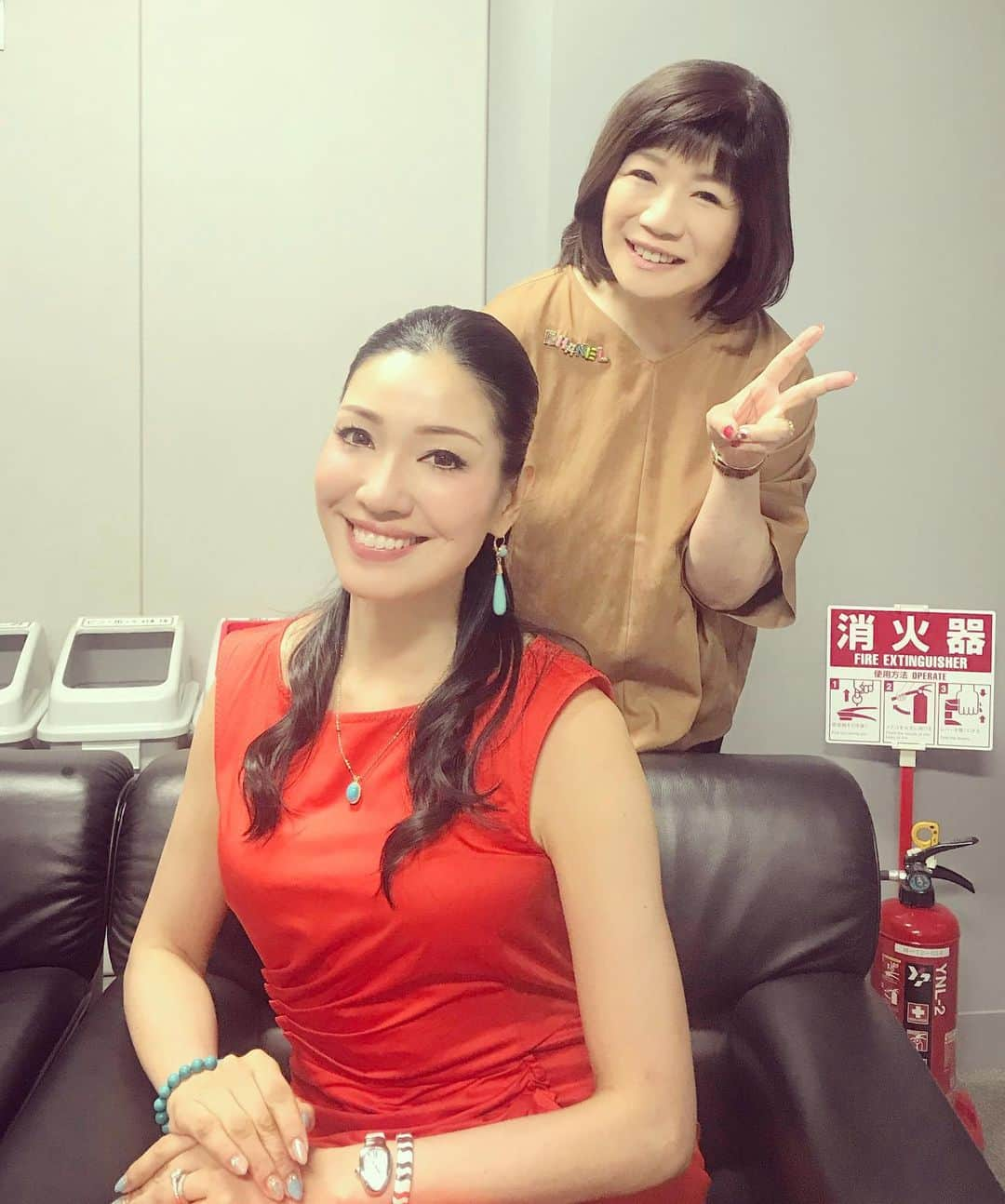 アンミカさんのインスタグラム写真 - (アンミカInstagram)「東京進出のきっかけを下さった、山田美保子さんと、荘口さんとスタジオの前室にて❤️ 今からフジテレビのニュース番組【Live  news it!】に出演致します☺️✨ 。 #17時27分から出演します📺✨ #東京に出るきっかけの魔女たちの22時をキャスティングしてくれた美保子さん！ #足を向けて眠れません！ #かけた情は水に流し受けた恩は石に刻むを胸に感謝！ ワンピ  #boss」7月3日 17時09分 - ahnmikaofficial