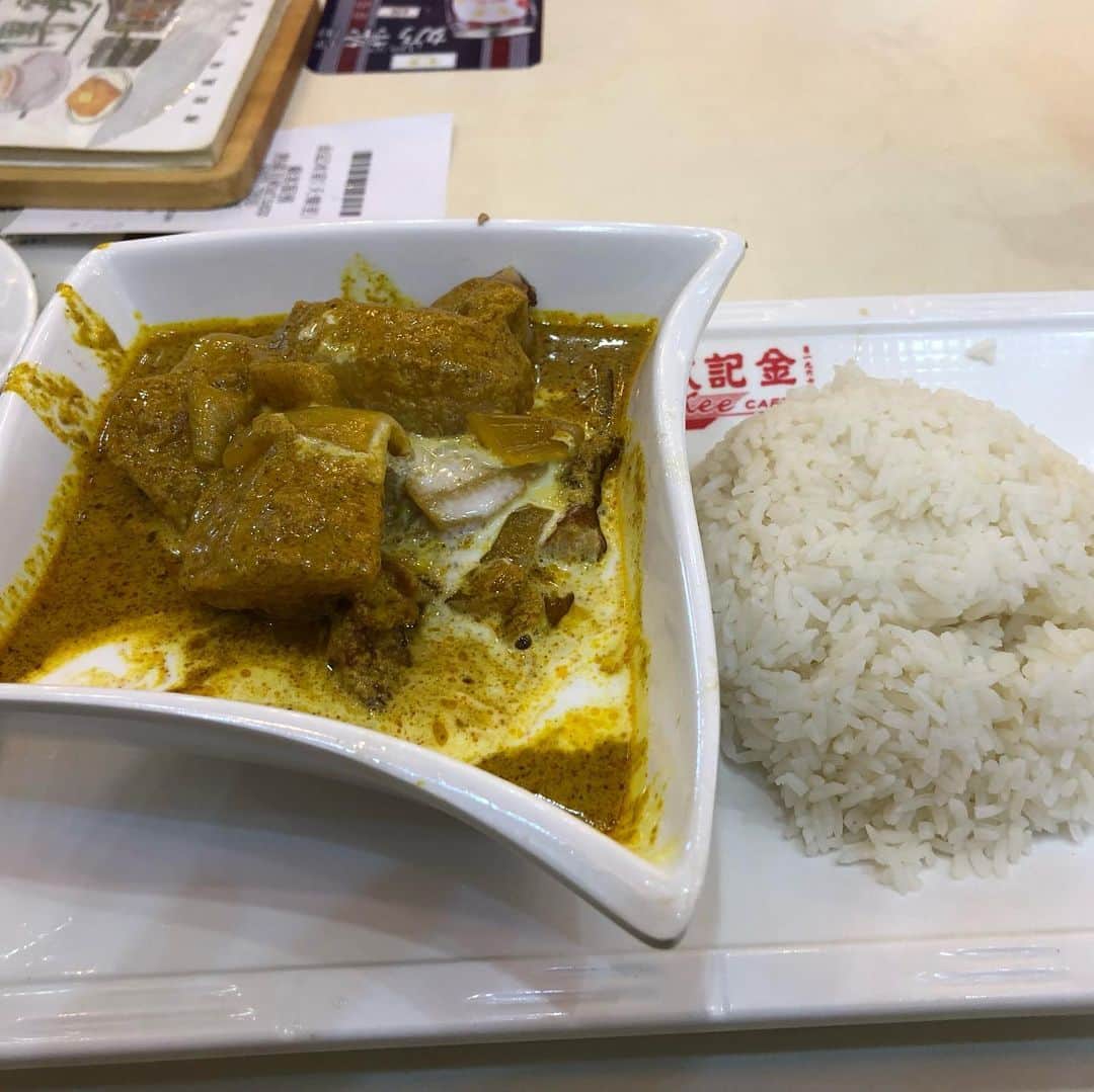 丸山ゴンザレスのインスタグラム：「‪香港で飯食うときはカレーと麺で迷うが、結局どっちも食べる。なぜなら飯の時間が午前、昼、夕方、夜、深夜と五回あるからだからだ。この現象は台湾も同様。‬」