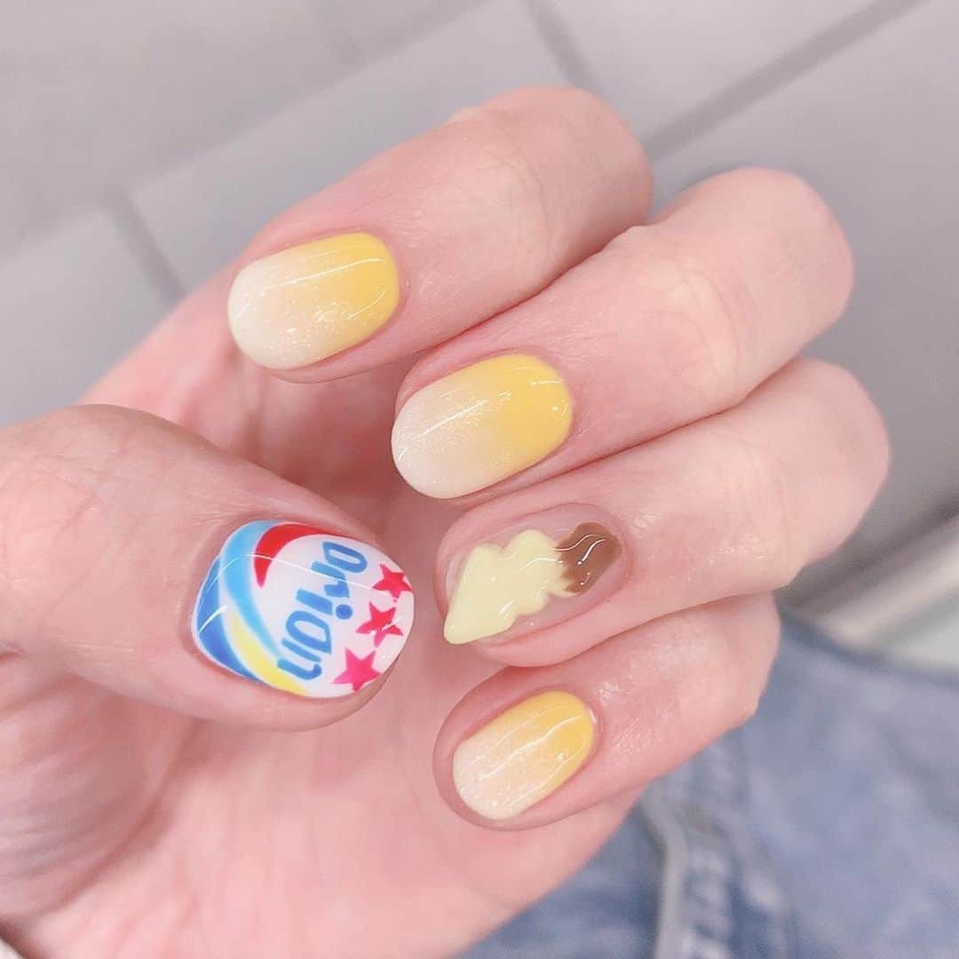 森田真結子さんのインスタグラム写真 - (森田真結子Instagram)「new nail🍺💅🏼﻿ ﻿ ﻿ 今週は参加しているリーグで﻿ 東京地区の代表をGetしたので﻿ 沖縄だよ〜✈️💕﻿ ﻿ 石垣と宮古は行ってたけど﻿ 本島は久しぶりな気がする‥﻿ ﻿ てことで、﻿ 今回のネイルは﻿ 大好きなオリオンビールです！笑﻿ ﻿ 5枚目の写真のイメージが﻿ 皆様強いようで‥笑﻿ (初めて沖縄に行った時に台風で延泊になって﻿  やっと帰る日に少し晴れ間が出たので﻿  波の上ビーチで友達が撮ったやつ。)﻿ ﻿ 左手の薬指には、ピカチュウのしっぽ！﻿ それ以外は黄色ベースに白いラメで﻿ ビールの泡っぽくしてもらいました！﻿ ﻿ 今月半ばには北海道も行くから﻿ 右手の親指はサッポロクラシックにしてもらうのもアリだったなーなんて今更思った！笑﻿ ﻿ 今回はフットもやってもらったのだ👣﻿ ﻿ どちらもとっても可愛くしてもらえて﻿ 森田さんハッピーです💕﻿ ﻿ ひーちゃん﻿ (@hiromi.nail )ありがとう💓﻿ ﻿ ﻿ そして7月8日(月)20時からは﻿ max沖縄でチャレンジマッチイベントもやります！﻿ TARGET、L-styleのテーマも配れます♪﻿ ご参加お待ちしてまーす！！ #nail #💅🏼 #ネイル #ネイルアート #オリオンビールネイル  #ピカチュウネイル #沖縄ネイル #沖縄 #okinawa」7月3日 17時12分 - mayodarts