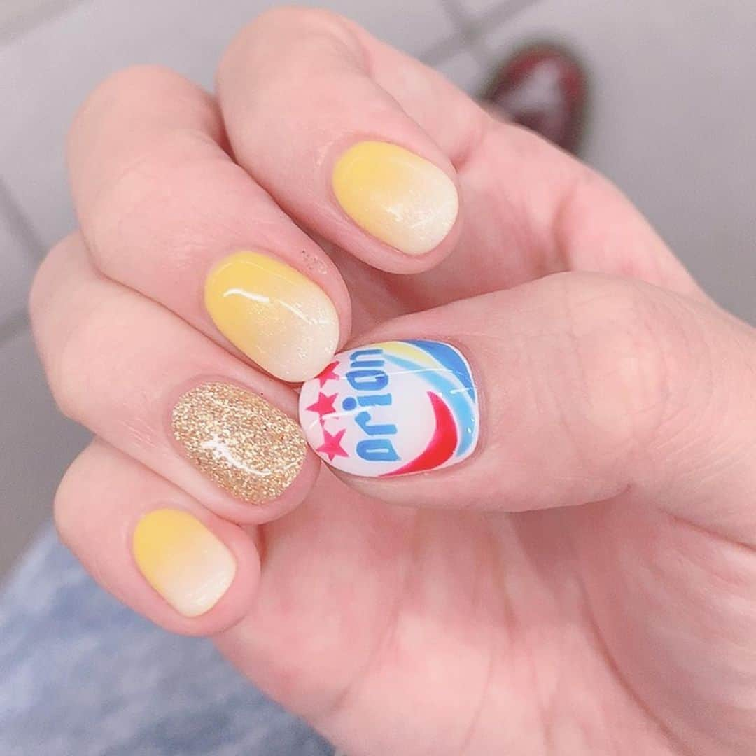 森田真結子さんのインスタグラム写真 - (森田真結子Instagram)「new nail🍺💅🏼﻿ ﻿ ﻿ 今週は参加しているリーグで﻿ 東京地区の代表をGetしたので﻿ 沖縄だよ〜✈️💕﻿ ﻿ 石垣と宮古は行ってたけど﻿ 本島は久しぶりな気がする‥﻿ ﻿ てことで、﻿ 今回のネイルは﻿ 大好きなオリオンビールです！笑﻿ ﻿ 5枚目の写真のイメージが﻿ 皆様強いようで‥笑﻿ (初めて沖縄に行った時に台風で延泊になって﻿  やっと帰る日に少し晴れ間が出たので﻿  波の上ビーチで友達が撮ったやつ。)﻿ ﻿ 左手の薬指には、ピカチュウのしっぽ！﻿ それ以外は黄色ベースに白いラメで﻿ ビールの泡っぽくしてもらいました！﻿ ﻿ 今月半ばには北海道も行くから﻿ 右手の親指はサッポロクラシックにしてもらうのもアリだったなーなんて今更思った！笑﻿ ﻿ 今回はフットもやってもらったのだ👣﻿ ﻿ どちらもとっても可愛くしてもらえて﻿ 森田さんハッピーです💕﻿ ﻿ ひーちゃん﻿ (@hiromi.nail )ありがとう💓﻿ ﻿ ﻿ そして7月8日(月)20時からは﻿ max沖縄でチャレンジマッチイベントもやります！﻿ TARGET、L-styleのテーマも配れます♪﻿ ご参加お待ちしてまーす！！ #nail #💅🏼 #ネイル #ネイルアート #オリオンビールネイル  #ピカチュウネイル #沖縄ネイル #沖縄 #okinawa」7月3日 17時12分 - mayodarts