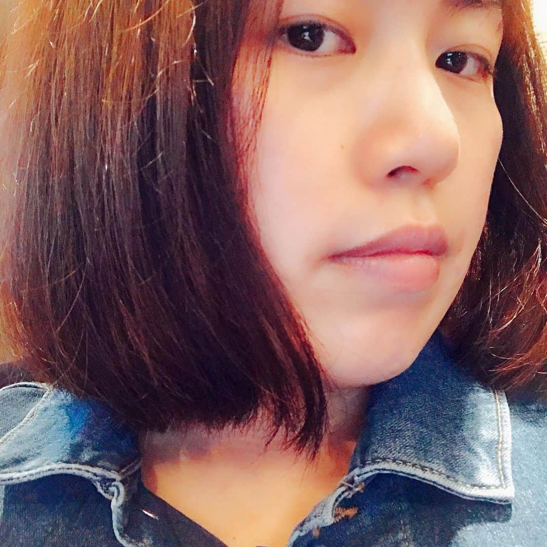 岡村咲さんのインスタグラム写真 - (岡村咲Instagram)「髪切りまして、髪色もピンクブラウンにしましてネイルも変えまして👍やっとなうなpostできた😂髪型めちゃくちゃ悩んで今さらなつかしのボブに😂感想お待ちしております🙇‍♀️#saki_nails」7月3日 17時18分 - sakiokamura_official