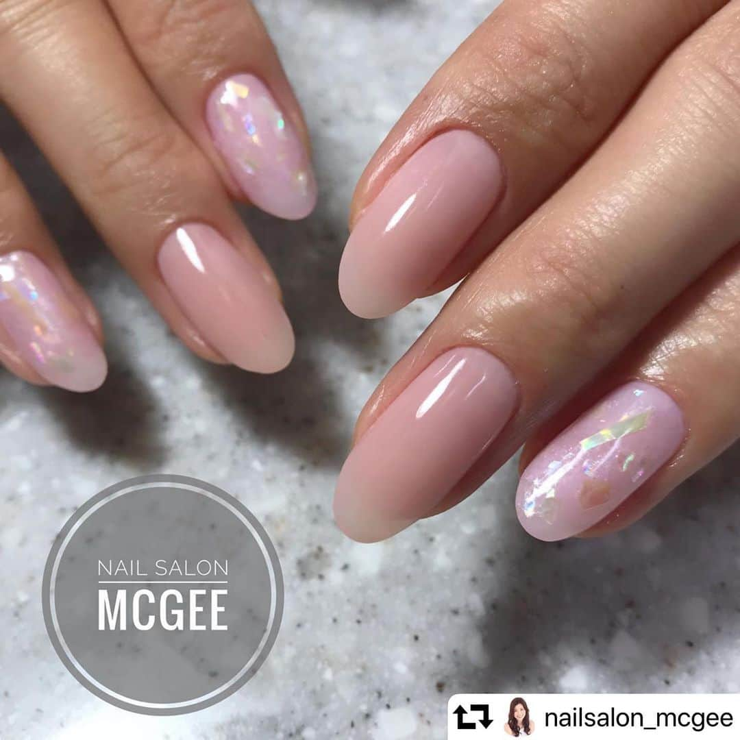 LEAFGEL PREMIUMさんのインスタグラム写真 - (LEAFGEL PREMIUMInstagram)「#repost @nailsalon_mcgee ・・・ . 𝒂𝒖𝒓𝒐𝒓𝒂♡𝒔𝒉𝒆𝒍𝒍 . . ナチュラルカラーに オーロラフィルム&シェル を埋め込んでキラキラ✶.•*¨¨*•.✦ . . ⋈リーフジェル ＃128.＃451. . . . ご予約・レッスンのお問い合わせは LINE@にて受付中 LINE ID →【@tff3366p】 @も含めて検索◡̈⋆* . . . #リーフジェルプレミアム #leafgelpremium #ネイルサロンマクギー #nailsalonmcgee #nail#nailsalon  #nailart#nailist#美甲#指甲 #ネイル#ネイルサロン #ネイルデザイン#ネイルアート #かわいい#大人上品ネイル #シェルネイル #オフィスネイル #オーロラネイル #フィルインサロン #リフィル #マシンケア #田町ネイルサロン #芝公園ネイルサロン #港区ネイルサロン #本部認定講師 #プライベートネイルサロン」7月3日 17時19分 - leafgel_premium