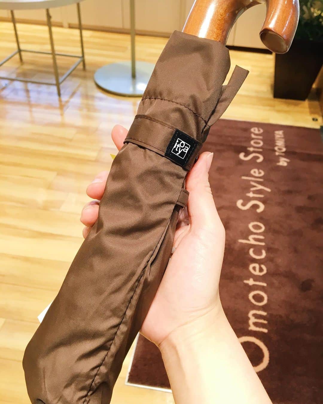 のインスタグラム：「雨の時だけでなく日傘としても使える伊東屋Fast-Dry UMBRELLA。 長時間の使用でも疲れにくい軽量素材も嬉しいこだわりです！！ #伊東屋 #itoya  #umbrella  #傘  #梅雨  #日傘  #撥水  #すぐ乾く  #男女兼用  #シンプル」