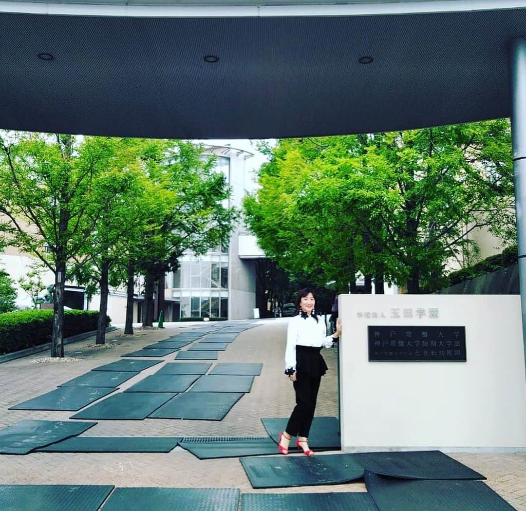 珠久美穂子さんのインスタグラム写真 - (珠久美穂子Instagram)「本日 #神戸常盤大学 で 芸術文化論 『女性が選ぶ生き方』について 講義をさせて頂きました😊  ひゃー。 久しぶりに緊張したー💦  最後まで聴いてくださった 皆さまありがとうございます😭 学生さん キラキラしてたなぁ🤩 若いっていいね！  90分間ノンストップで 毎回授業されている先生方 すごいですね👏  ラジオとは違う 環境での講義 勉強になりました。  ステキな機会を 作って下さった #神戸常盤大学 の皆様 ありがとうございました😊  学校内にパフェの販売carが あるの羨ましい。 私が大学の時は なかったよー😭  #kissfmkobe」7月3日 17時26分 - shukumihoko