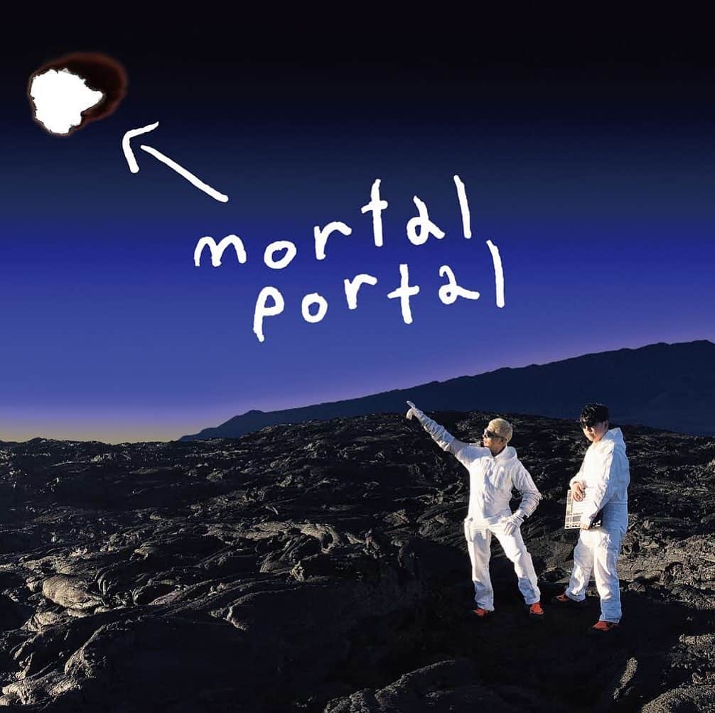 月刊EXILEさんのインスタグラム写真 - (月刊EXILEInstagram)「【m-flo】 本日発売日‼️ m-flo New Single「mortal portal e.p.」7/3(水)発売💿✨ . . 「mortal portal」とは、われわれの生活している人間界と異次元をつなぐ「穴」🕳 . ジャケット写真は、地球上でもっとも神秘的なパワースポットで、数多くの天文台も設置されている宇宙に一番近い場所、ハワイ島の溶岩エリアで撮影🎦  収録曲にはスピリチュアルで、切ない恋愛ソング「EKTO」。 J-POPとしては初のジャンル“チルトラップ”に挑戦したスペーシーな楽曲「STRSTRK」🎶 ノリノリでグルービーなサウンドの「MARS DRIVE」に加え、話題の15歳のSASUKEによる「EKTO」のリミックスも収録された、m-floサウンド満載のシングル🎼  初回盤のジャケットは、実際に「mortal portal」の穴が空いた特別仕様となっています✨  ぜひチェックしてください☑️ .  楽曲ダウンロードはこちらから↓ https://m-flo.lnk.to/0624_ekto . . 【商品形態】 【CD+DVD】 RZCD-86615/B ￥2,160(税込) . . 【CD】 RZCD-86616 ￥1,296(税込) ------------------------------------------------- LDH mobile http://ldh-m.jp/」7月3日 17時30分 - exile_magazine
