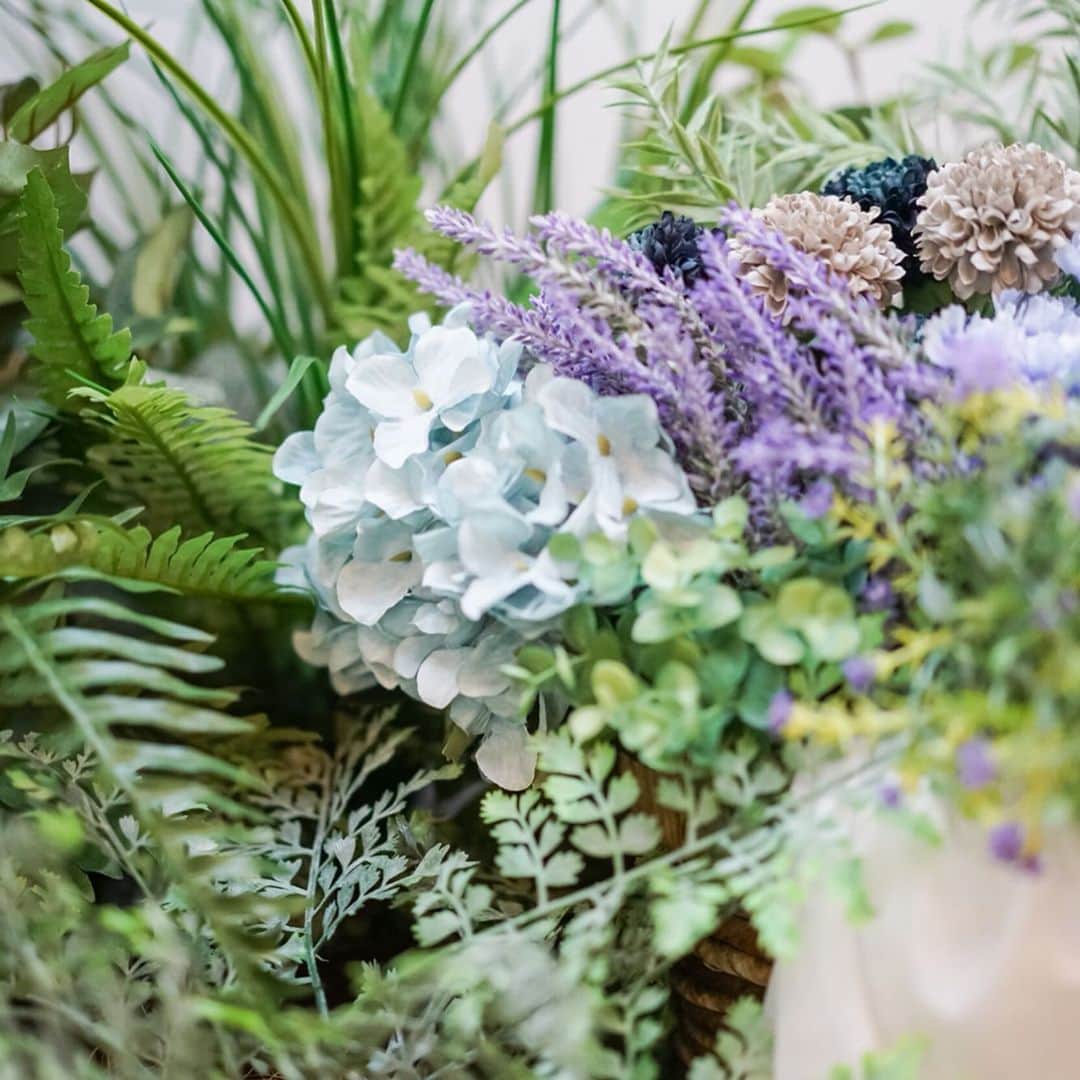 hacocoro weddingさんのインスタグラム写真 - (hacocoro weddingInstagram)「. 雨が続く毎日、皆さまいかがお過ごしでしょうか？  水色を基調とした涼やかな高砂装飾を見ると、 室内でも心地よい風を感じられそう✨  室内でもガーデンウェディングの気分は味わえちゃうんです。  そんな素敵な空間づくり、 お気軽にご相談ください☺️ plannner：和田彩子 photographer： @ray_yamagucci  #hacocoro #wedding #artdirection#decoration #artdirector#dly#パーティー  #会費制ウエディング#ウエディングフォト #ウエディング #ウエディングプランナー #会場コーディネート #結婚式 #結婚式DIY #結婚式二次会 #装飾 #貸切会場 #貸切パーティー #二次会会場 #プレ花嫁 #おしゃれさんと繋がりたい　#日本中のプレ花嫁さんと繋がりたい #2019夏婚 #高砂装飾 #ガーデンウェディング」7月3日 17時40分 - hacocoro_wedding