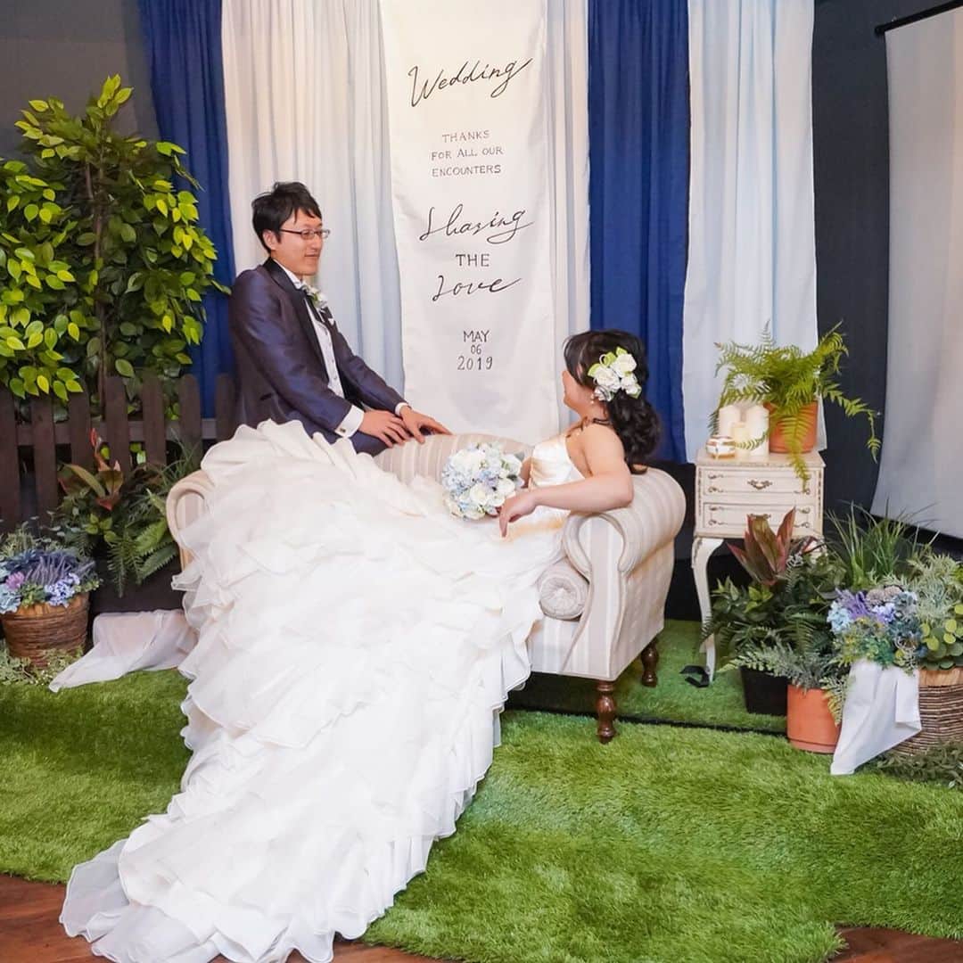 hacocoro weddingさんのインスタグラム写真 - (hacocoro weddingInstagram)「. 雨が続く毎日、皆さまいかがお過ごしでしょうか？  水色を基調とした涼やかな高砂装飾を見ると、 室内でも心地よい風を感じられそう✨  室内でもガーデンウェディングの気分は味わえちゃうんです。  そんな素敵な空間づくり、 お気軽にご相談ください☺️ plannner：和田彩子 photographer： @ray_yamagucci  #hacocoro #wedding #artdirection#decoration #artdirector#dly#パーティー  #会費制ウエディング#ウエディングフォト #ウエディング #ウエディングプランナー #会場コーディネート #結婚式 #結婚式DIY #結婚式二次会 #装飾 #貸切会場 #貸切パーティー #二次会会場 #プレ花嫁 #おしゃれさんと繋がりたい　#日本中のプレ花嫁さんと繋がりたい #2019夏婚 #高砂装飾 #ガーデンウェディング」7月3日 17時40分 - hacocoro_wedding