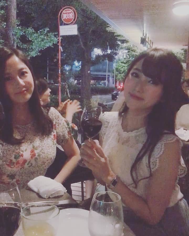 佐倉知里のインスタグラム：「. 最近晴れた日はテラス♡ 風が気持ちいい日にテラスでワイン飲むの幸せ(｡☌ᴗ☌｡) . もう少ししたらビールかな♥！ . . #結局お酒かい #音声はおかまちゃんがうるさいので #オフ #🤫 #えれちゃん #腰に手あててますよ #よくやってるの知ってるよ #よっ #風呂上がりの1杯 ！ . . 梅雨早く終わらないかなぁ🥰」