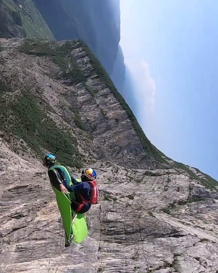 のインスタグラム：「literally taking "got your back" to new heights 🏃‍♂️: @valentindelluc, @greenflyingdude @mattmunting 🎥 : @lucabarbieriws  #redbull #fly #basejump #brave #italy #givesyouwings」