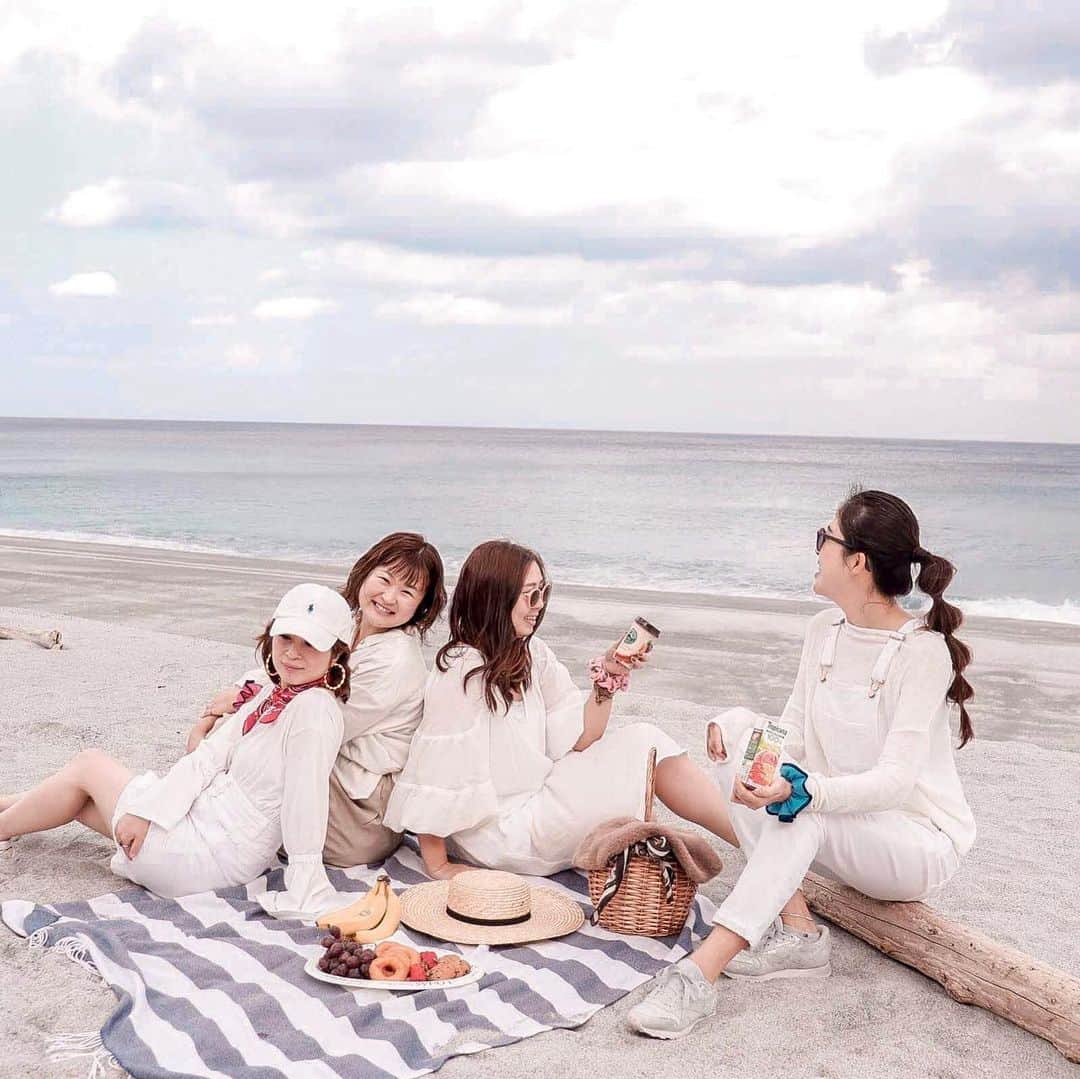 タビジョのインスタグラム：「こんばんは😊 本日は、「新島」のタビジョツアー新発売のお知らせです✨ ＊＊＊＊＊＊ photo by @supermik_  さん @kana__m166 さん @imuyaattin さん @naomi.0246 さん ＊＊＊＊＊＊ 👯‍♀️POINT👯‍♀️ 📍22時竹芝出発！金曜の仕事終わり日曜帰り🛳で行けちゃうから有給なしでOK🙆‍♀️ 📍嬉しい値段😳最安値2万円を切ったお手ごろ価格😆 📍東京の隠れリゾートは女子旅に嬉しいスポットも沢山👭✨ ＊＊＊＊＊＊ ※詳細は、アカウント🔝のURLからチェックしてください😊 @tabi_jyo 予約はH.I.S.国内旅行センター、オンライン、一部国内専門店で受け付けております😊 「タビジョを見た！」と伝えてね☺️✨ ＊＊＊＊＊＊ #タビジョ #タビジョツアー #タビジョレポーター #タビジョと繋がりたい #tabijyomap_niijima」