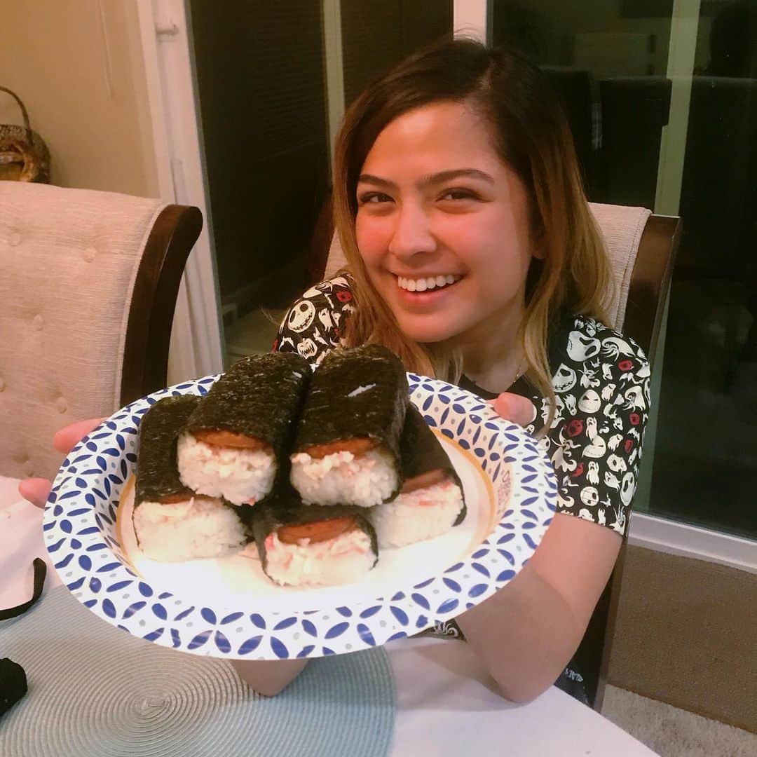 Alexa Ilacadさんのインスタグラム写真 - (Alexa IlacadInstagram)「First time to make my favorite snack, Spam Musubi, and it was a success! Thanks to my cousin, @bigboyal, for teaching me. 😍 It was so good I'm craving for it again. 😂 Check out my USA vlogs to learn how to make your own musubi. 😊」7月3日 17時37分 - alexailacad