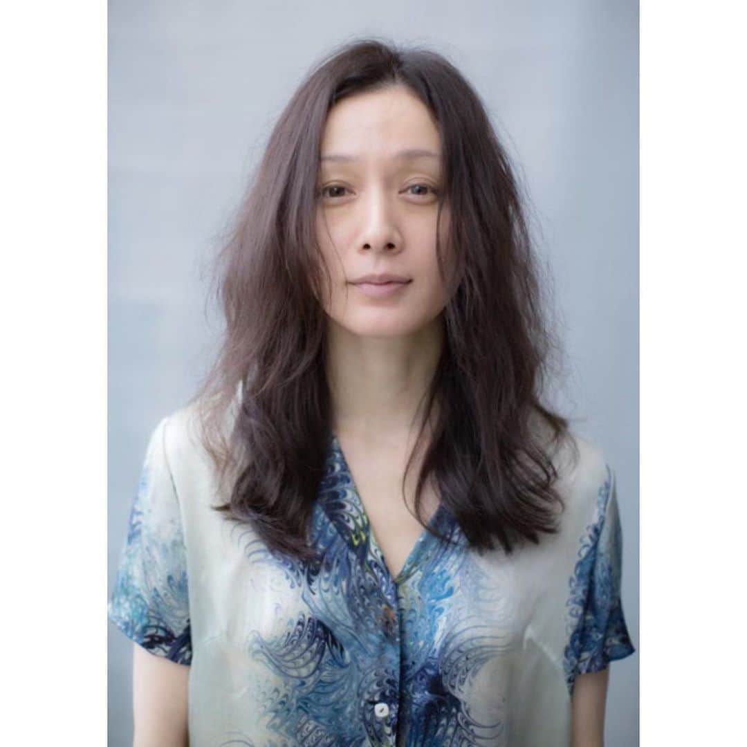 竹中友紀子のインスタグラム：「#作品撮影  3年前かな、の #すっぴん です^ ^ 髪もクセそのまま #素の私 #お気に入りの作品の一つ #photo ... #清家正信 さん #model ... #竹中友紀子  そして、舞台まもなく初日の幕が開きます。 稽古で作り上げてきたものを信じて、生で生まれる感情を大切に、素でがんばりたいと思います。 終演後、ロビーにてご挨拶させていただきます♪ 劇場に足をお運びいただけると嬉しいです！  #狼少年  @ohkami_official  #第10回記念公演  #生きても死んでもこんにちは  #劇小劇場  #7月3日 〜 #7月7日  #詳細はプロフィールをご覧ください」