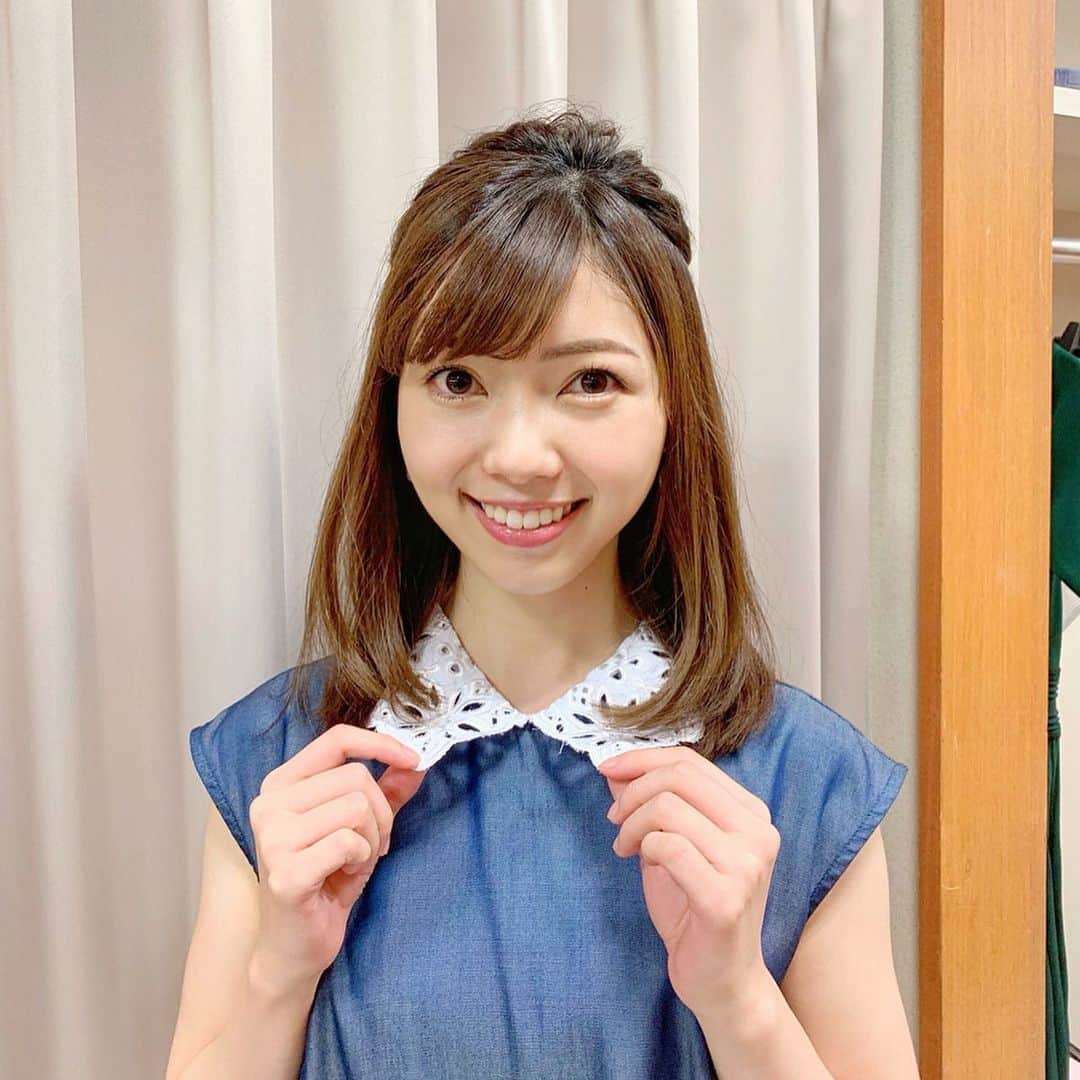 川又智菜美のインスタグラム：「はやドキ水曜日💛﻿ ありがとうございました🌟﻿ ﻿ 今日はレースの襟が特徴的な衣装でした😍﻿ ﻿ 色合いも夏らしいですよね🌈🌻﻿ ﻿ そうそう…﻿ 今日スタッフルームにはいったら、﻿ スタッフの皆さんに#ウィンブルドン について﻿ 凹んでない？大丈夫？と﻿ 言われました😨笑﻿ ﻿ たしかに#大坂なおみ 選手が﻿ 負けてしまったのは残念なことですが﻿ 残りの大会期間もしっかり好きな選手の皆さんを﻿ 応援していきます📣！﻿ ﻿ #錦織圭 選手、初戦突破おめでとうございます🎉﻿ ﻿ #tbs #はやドキ #アナウンサー ﻿﻿﻿#セントフォース ﻿﻿﻿ #川又智菜美 #衣装 #すいようび﻿ #襟付き #ノースリーブ #白スカート #デニム生地」