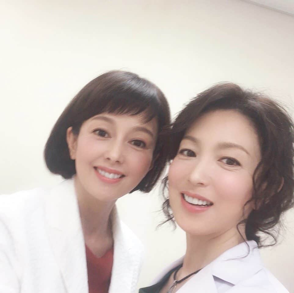 若村麻由美さんのインスタグラム写真 - (若村麻由美Instagram)「❣️撮影快調❣️来週木曜沢口サーズデーから「科捜研の女19」夏クールスタートします。お楽しみに❣️ by.榊マリコ&風丘早月 . 同じく来週土曜から『科捜研の女カフェ』が期間限定オープンするそうです。アタシは行けませんが、風丘早月の“わらび餅”があるはず。多分。。。どんな事になっているのでしょう。行く方、ご感想ください✍️ . 📺7月11日(木)20:00 TV朝日系 木曜ミステリー「科捜研の女19」第9話 解剖医・風丘早月役 公式 https://www.tv-asahi.co.jp/kasouken19/#/ 公式 https://www.toei.co.jp/tv/kasouken19/index.html 公式LINE https://line.me/R/ti/p/%40kasouken . 🍵7月13日(土)～8月25日(日)9:30〜19:00(LO18:00)期間限定 テレビ朝日・六本木ヒルズ 夏祭り SUMMER STATION 日清オイリオ presents『科捜研の女カフェ』 テレビ朝日本社１階アトリウム🥤EX GARDEN CAFE . #若村麻由美 #mayumiwakamura #風丘早月 #TV朝日 #60th #科捜研の女 #20th #season19  #木8  #夏クール #7月11日 #20時 #沢口靖子 #榊マリコ #科捜研の女カフェ #まいど #わらび餅 #自撮り #難しい」7月3日 17時43分 - mayumiwakamura_official