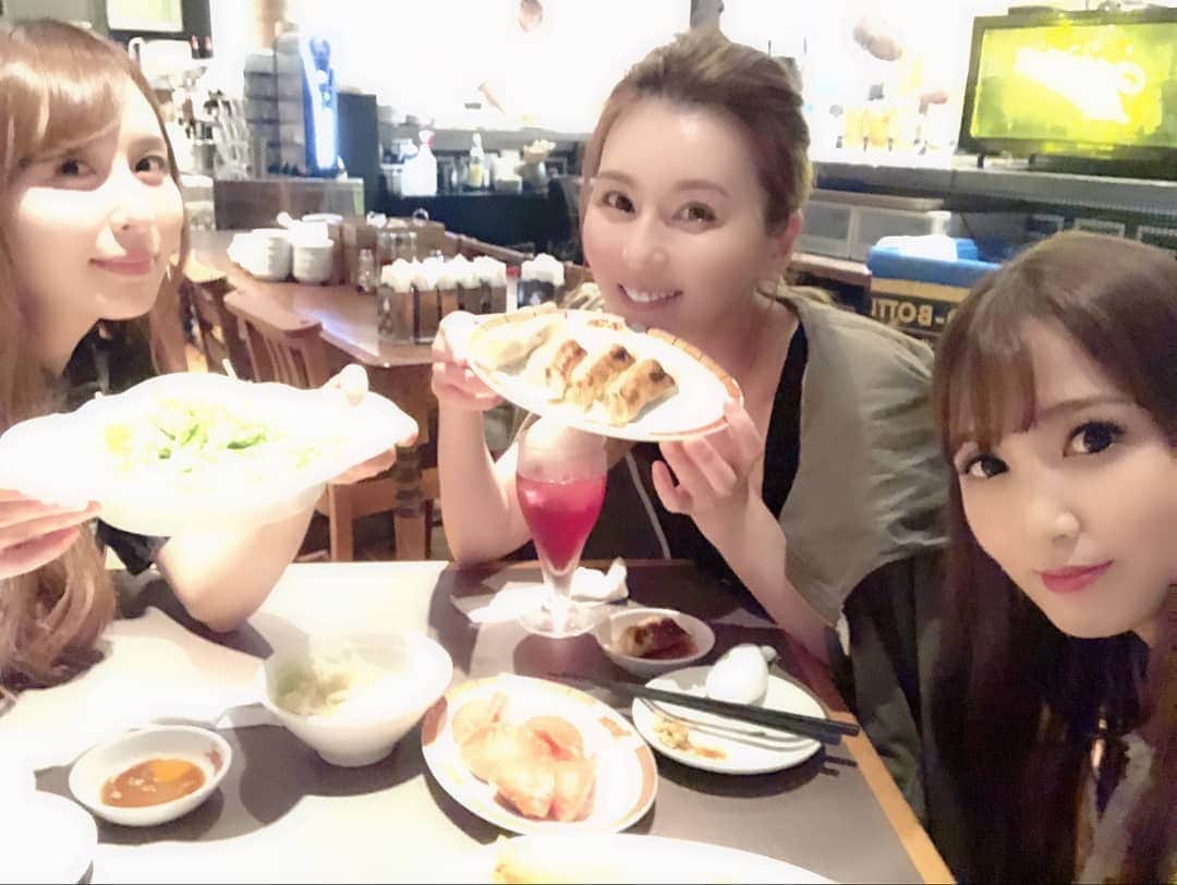 希崎ジェシカさんのインスタグラム写真 - (希崎ジェシカInstagram)「久しぶりの3人🐮🐭🐯笑. . いつもの朝まで. ノンアルでお喋りしてた😂. . 3人でいるの. 信じられないくらい. 時間が過ぎるのが早い😂. . . 友ちん様、ゆいぴょん様から. 誕生日プレゼント頂いてしまったぁ🎁. . 女子力高過ぎる💕. うれしぃぃ！😭💕. . . この3人で引退するまでに. また何か一緒にお仕事も. 出来たらなぁて密かに思っている🤔. ※関係者様、オファーお待ちしております(笑). . . #ノンアル会 #餃子 #チアラット会 #ハニトー」7月3日 17時47分 - kizaki_jessica