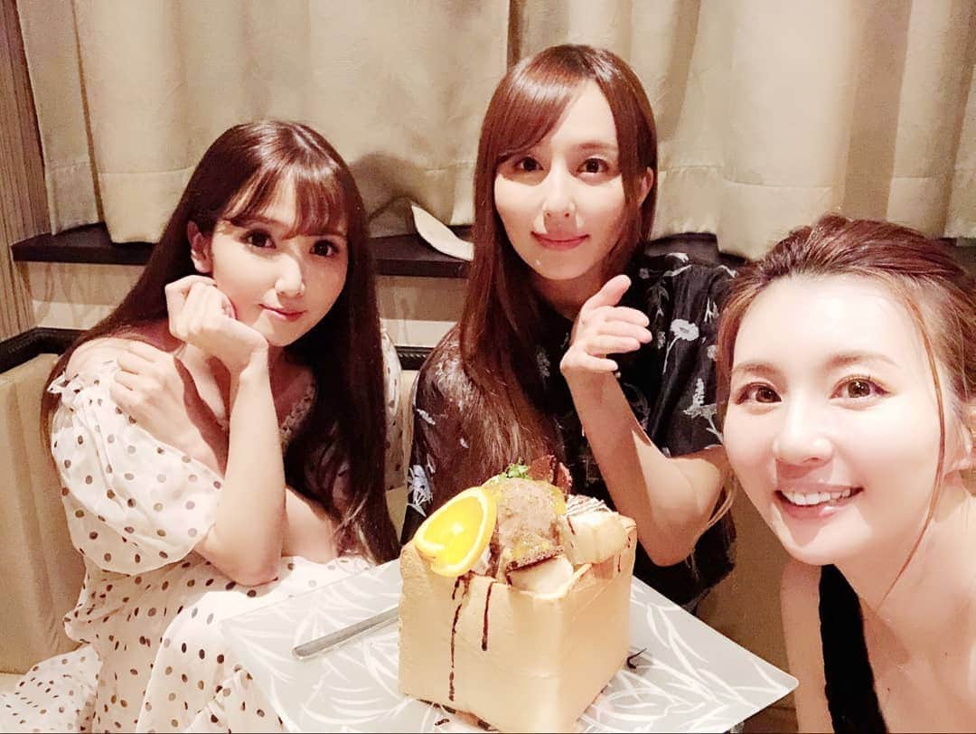 希崎ジェシカさんのインスタグラム写真 - (希崎ジェシカInstagram)「久しぶりの3人🐮🐭🐯笑. . いつもの朝まで. ノンアルでお喋りしてた😂. . 3人でいるの. 信じられないくらい. 時間が過ぎるのが早い😂. . . 友ちん様、ゆいぴょん様から. 誕生日プレゼント頂いてしまったぁ🎁. . 女子力高過ぎる💕. うれしぃぃ！😭💕. . . この3人で引退するまでに. また何か一緒にお仕事も. 出来たらなぁて密かに思っている🤔. ※関係者様、オファーお待ちしております(笑). . . #ノンアル会 #餃子 #チアラット会 #ハニトー」7月3日 17時47分 - kizaki_jessica