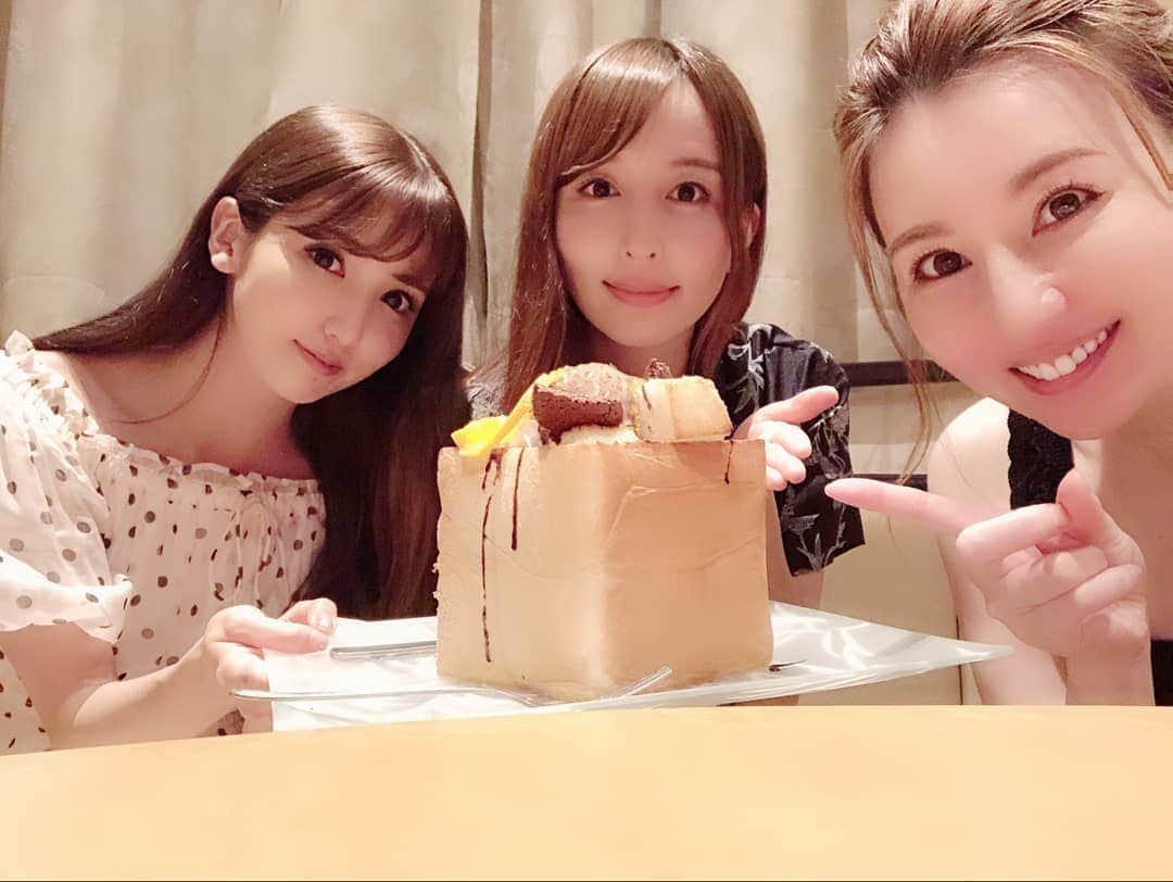 希崎ジェシカさんのインスタグラム写真 - (希崎ジェシカInstagram)「久しぶりの3人🐮🐭🐯笑. . いつもの朝まで. ノンアルでお喋りしてた😂. . 3人でいるの. 信じられないくらい. 時間が過ぎるのが早い😂. . . 友ちん様、ゆいぴょん様から. 誕生日プレゼント頂いてしまったぁ🎁. . 女子力高過ぎる💕. うれしぃぃ！😭💕. . . この3人で引退するまでに. また何か一緒にお仕事も. 出来たらなぁて密かに思っている🤔. ※関係者様、オファーお待ちしております(笑). . . #ノンアル会 #餃子 #チアラット会 #ハニトー」7月3日 17時47分 - kizaki_jessica