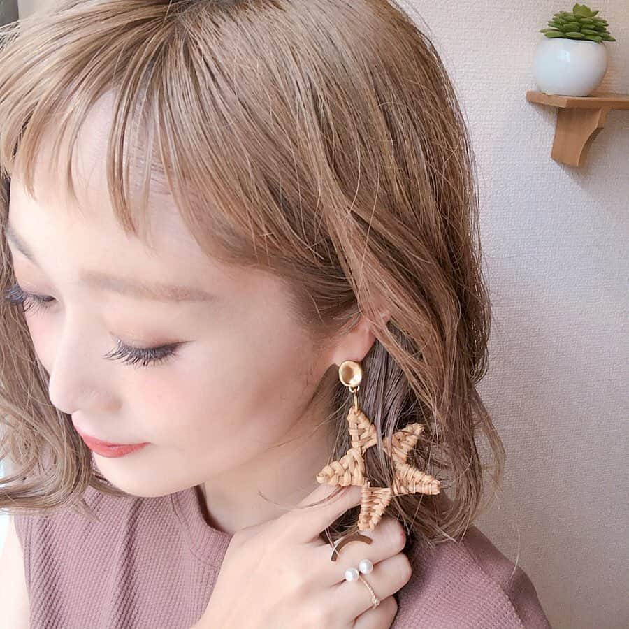 Kikuno Sayumiさんのインスタグラム写真 - (Kikuno SayumiInstagram)「〻Hello〻 ・ ・ ・ @melo_accessory のHelloバッグと星のピアス☆*° ・ ここのピアスって映えるから好き。 ・ ラタン素材の星って初めてみる、可愛い♡♡ ・ 布バッグも可愛くて、Helloの文字が好き。紐が外れないように2度結びしてるよ☺︎ ・ ・ ワンピは既出の @fifth_store の#小花柄カシュクールロングワンピース ・ ・ ・ onepiece▶ @fifth_store piece&bag▶ @melo_accessory hat▶ @mode_robe_official 去年の ・ ・ ・ #ファッション#コーデ#fashion#ママ#ママコーデ#プチプラコーデ#大人カジュアル#ヘアアレンジ#大人可愛い#ジユジョ#패션스타그램#옷스타그램#シンプルコーデ#158cmコーデ #158cm #マタニティコーデ #夏コーデ#ぷんにー#妊娠9ヶ月#妊娠後期#instalove#mamagirl#ママリ#ママリファッション#locari#lucrajp#令和ベイビー」7月3日 17時49分 - sayumikikuno