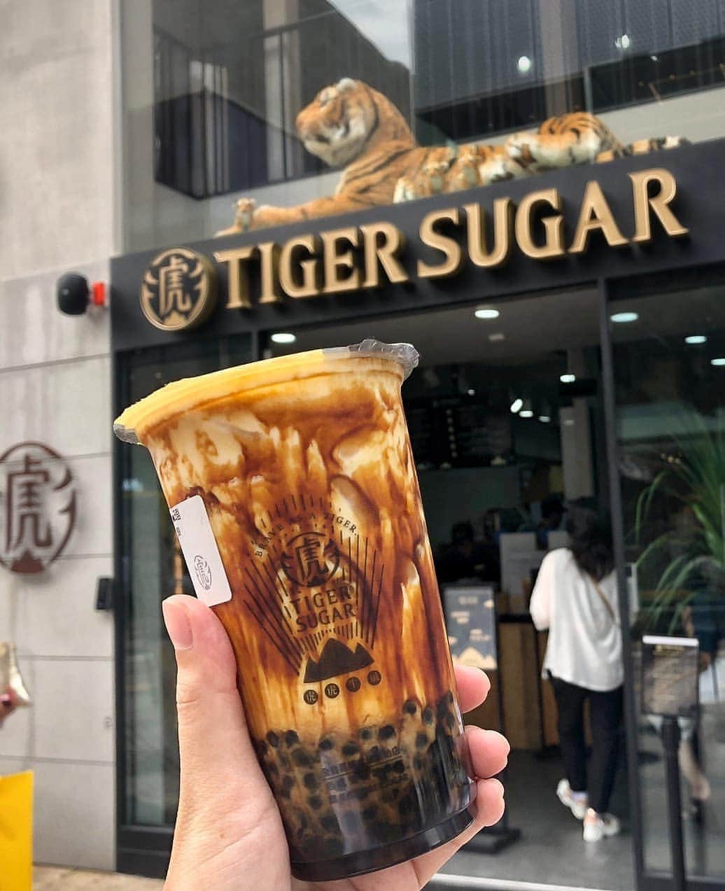 JR九州高速船株式会社のインスタグラム：「. 最近タピオカミルクティーが日韓で人気ですよね😉 韓国では特に黒糖ミルクティーが大人気で、台湾発のお店が続々とopenしています🎶 . 南浦洞の光復路に先月、新たにオープンした「TIGER SUGAR老虎堂」は、日本未上陸のお店です💡 タイガーシュガーという名前だけあって（虎）の漢字と、看板の上のぬいぐるみが 目印となります💁🐯 店内にもたくさんの虎がいます🐯🐯🐯 . . タイガーシュガーの黒糖ミルクティーは結構甘めで、買い物で歩き疲れた体に染み渡 ります😆💓 . 南浦洞には他にもタピオカミルクティーのお店がいくつかあるので飲み比べをしてみ るのいいかも知れませんね💮 . . . #beetle_go #JR九州高速船 #ビートル #船旅 #南浦洞 #南浦洞カフェ #韓国 #釜山 #旅行 #韓国カフェ #釜山カフェ #カフェ  #たぴおか #タピオカ #タピオカミルクティー #黒糖タピオカ #台湾 #TIGERSUGAR #老虎堂 #虎 #とら」