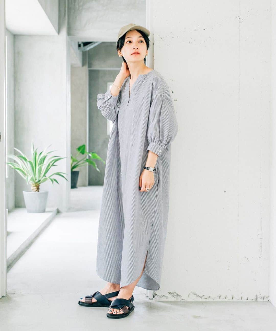 のインスタグラム：「miyako takayama × oblekt __________________  モデル 高山都さん @miyare38 と oblekt のスペシャルコラボレーション。デザインはもちろん、シルエットや生地・ボタンなど、都さんのセンスとこだわりが詰まった、全5型 11アイテムです。 すでにSold outのアイテムもございますので、お早めにお求めくださいませ。（追加販売は未定となっております） __________________ ストライプスキッパーシャツOP （OB19SS-TM-05） 表情のある変則ストライプの素材でお作りした、オーバーサイズのワンピースです。衿はスキッパー開きで程よくデコルテが見えるデザイン。ボリュームのある袖や大きめのサイズ感が夏のリラックススタイルにぴったりの1枚です。デニムやレギンスを合わせて着て頂くスタイリングもお勧めです。 __________________ #oblekt #miyakotakayama #collaboration #lifestyle #tokyo #japan」
