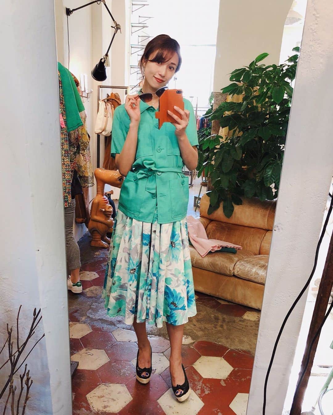 朝日放送「朝だ！生です旅サラダ」さんのインスタグラム写真 - (朝日放送「朝だ！生です旅サラダ」Instagram)「@micahirose たくさん似合いそうなものを提案してもらい... これに決めました✨ エメラルドグリーンの半袖 #サファリジャケット と 花柄のスカート👗 おまけに #Dior のヴィンテージシューズ❤️ 1950〜60年代のヴィンテージものなんです！ 細かいディテールが現行モデルには珍しいシルエットで、カッティングや製法も昔ならではのもの。 はぁ、素敵❤️ _ #コレに決めました #エメラルドグリーン #花柄のスカート #ヴィンテージシューズ #珍しい #シルエット #ディテール #素敵 #ザクロイスター #THE CLOISTER #Milano #イタリア #Italy _ #ABCテレビ #朝日放送テレビ #朝だ生です旅サラダ #土曜朝 #8時 #旅サラダガールズ  #広瀬未花 #海外 #旅 #travel #trip」7月3日 18時05分 - tabisalad