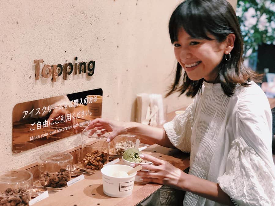 原田沙奈子さんのインスタグラム写真 - (原田沙奈子Instagram)「ピスタチオとチョコレートラムレーズンのアイスクリーム🍨 にナッツの自由なトッピング。 あなたの「おいしい」を、だれかの「うれしい」に。 ステキなコンセプトでホッと一息したい時にもってこいの場所「imperfect表参道」。 （世界の食と農を取り巻く社会課題を消費者と一緒に解決するウェルフード・ブランド。） ここは質の良いナッツやスパイス、カカオ、コーヒーなどが揃う。 ナッツやチョコレートは量り売りしてくれるし、すぐお隣には知識豊富なバリスタとお話しながらコーヒーを作ってもらえるカフェも。 今後、お土産にも使わせてもらお♡ 社会的・環境的価値の高い取り組みで生産された素材が掛け合わさって、全てが美味しくヘルシー。 世界と社会を少しでもよくする活動「Do well by doing good.」は購入時にもらえるチップで環境、教育、平等の３つのプロジェクトどれかに投票すれば私たちも活動にすぐ参加できる。 私は“2万本の苗で森と生き物の命をまもろう！”のプロジェクトに投票。 1人1人の力が大きな力になりますように。 #imperfect表参道#あなたのおいしいをだれかのうれしいに#ウェルフード#dowellbydoinggood#pr#omotesando」7月3日 18時00分 - sanakoharada