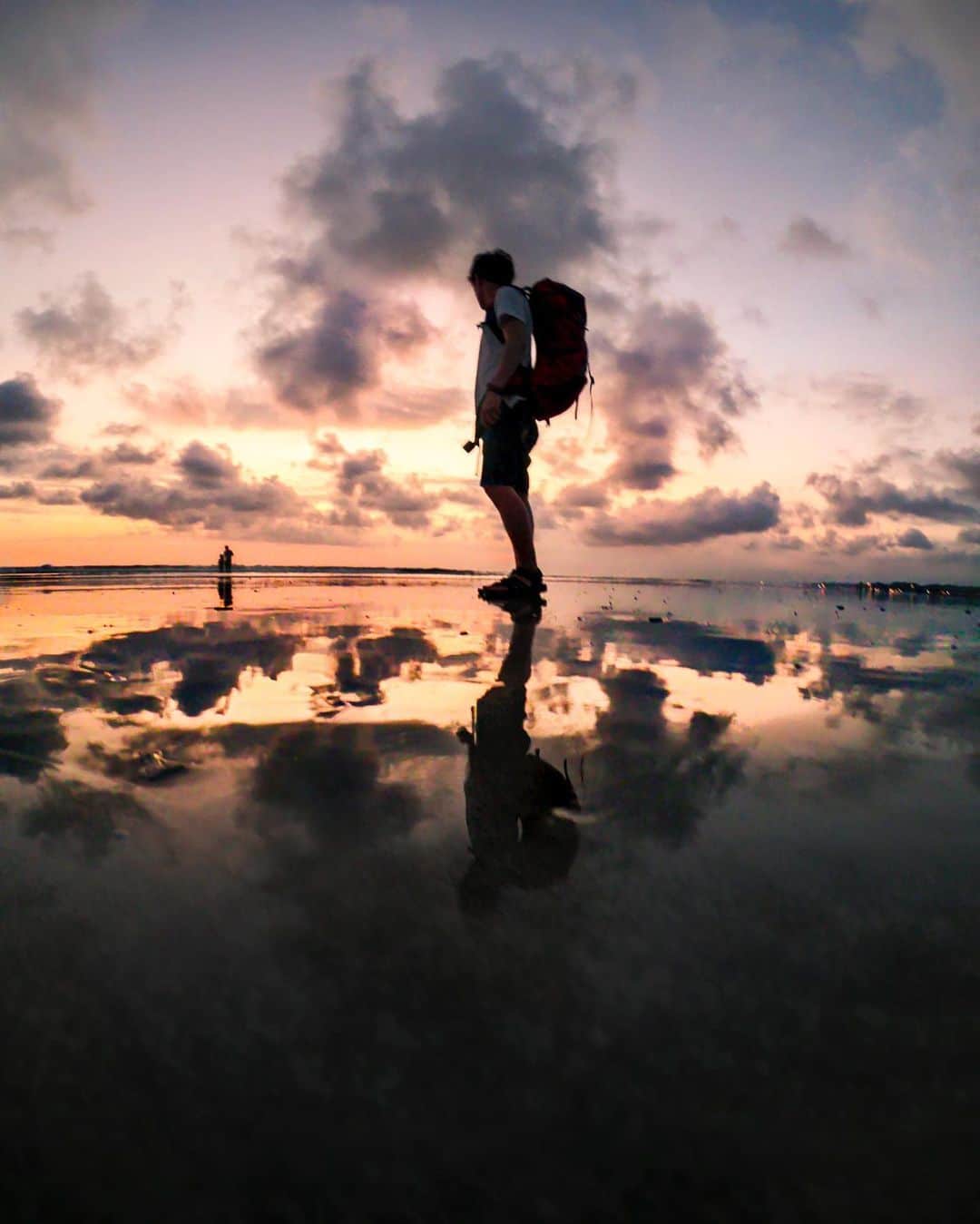 のインスタグラム：「まるで #ボリビア のウユニ塩湖 。 #バリ島 クタビーチで #ウユニ塩湖 さながらの水面反射が起こっていることに気づき、すぐに #GoPro を取り出し連写モードで友達の姿をとらえた @boxontim の一枚。✨ ・ ・ ・ #GoPro #GoProJP #GoProのある生活 #バリ #Bali #KutaBeach」