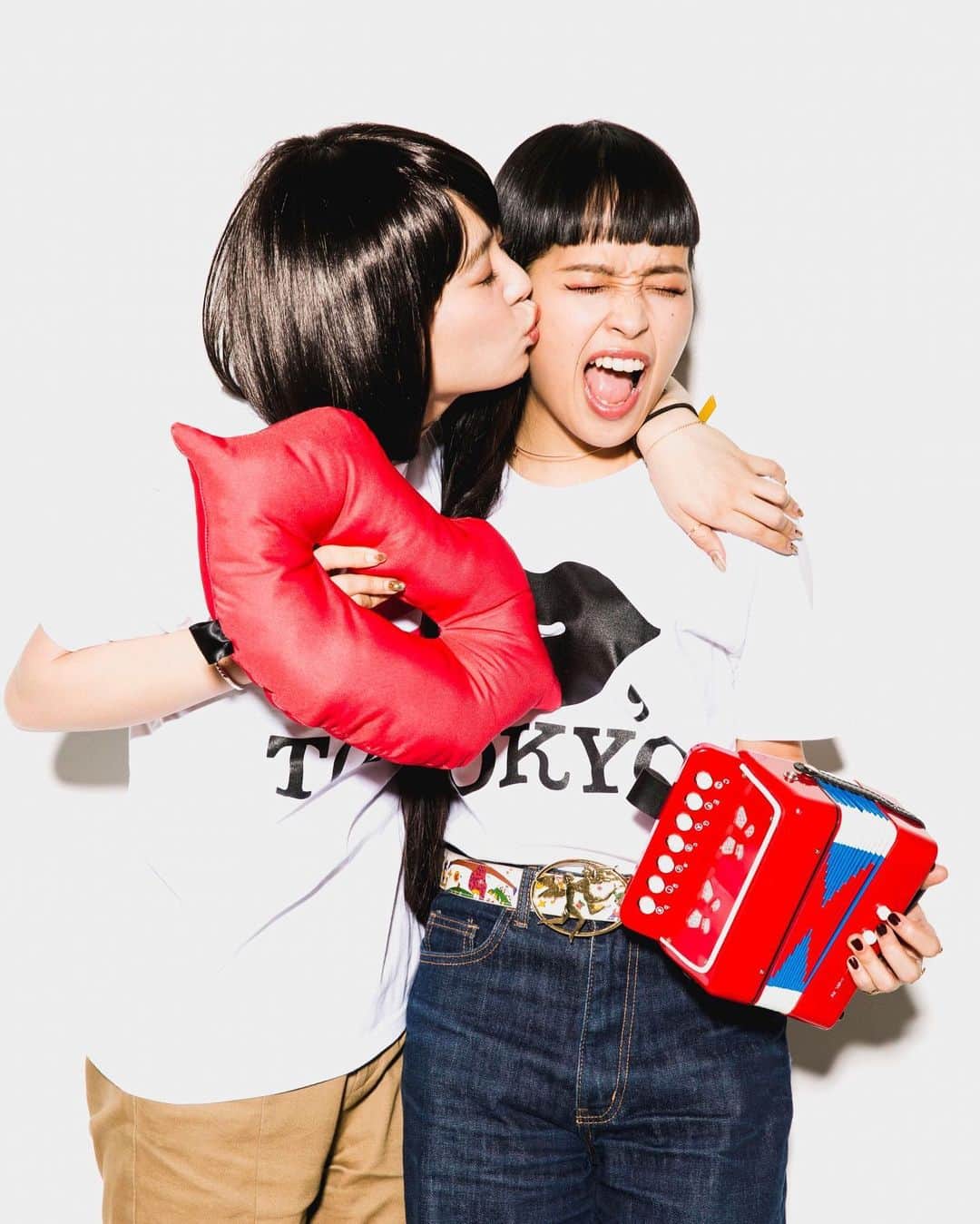 ももさんのインスタグラム写真 - (ももInstagram)「これは使わなかった別カット❤️ 妹のキスを嫌がる姉😂😂😂 今日から配布！都内約80箇所💋 #キストーキョー @kiss__tokyo #KISSTOKYOPAPER」7月3日 18時00分 - charanpo_momo