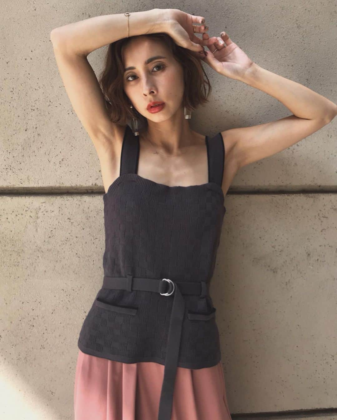 黒石奈央子さんのインスタグラム写真 - (黒石奈央子Instagram)「あめりふく . RETRO KNIT CAMISOLE ¥12900+tax 7/5 RELAX HIDE BELT PT ¥15700+tax 7/5 . とっぷすは格子柄に編んだニットキャミにウエストベルトをつけました！カットパンツは今の時期に楽ちんすぎて毎日履きたいやつ！ .  @ameri_shinjuku @amerivintage @ameri_daikanyama @ameri.shinsaibashi #ameri#amerivintage #fashion #coordinate#ootd#outfit#osanposnap #705_outfit #大人ファッション #大人コーディネート #大人スタイル #modestyle #modefashion#modecasual」7月3日 18時01分 - blackstone705