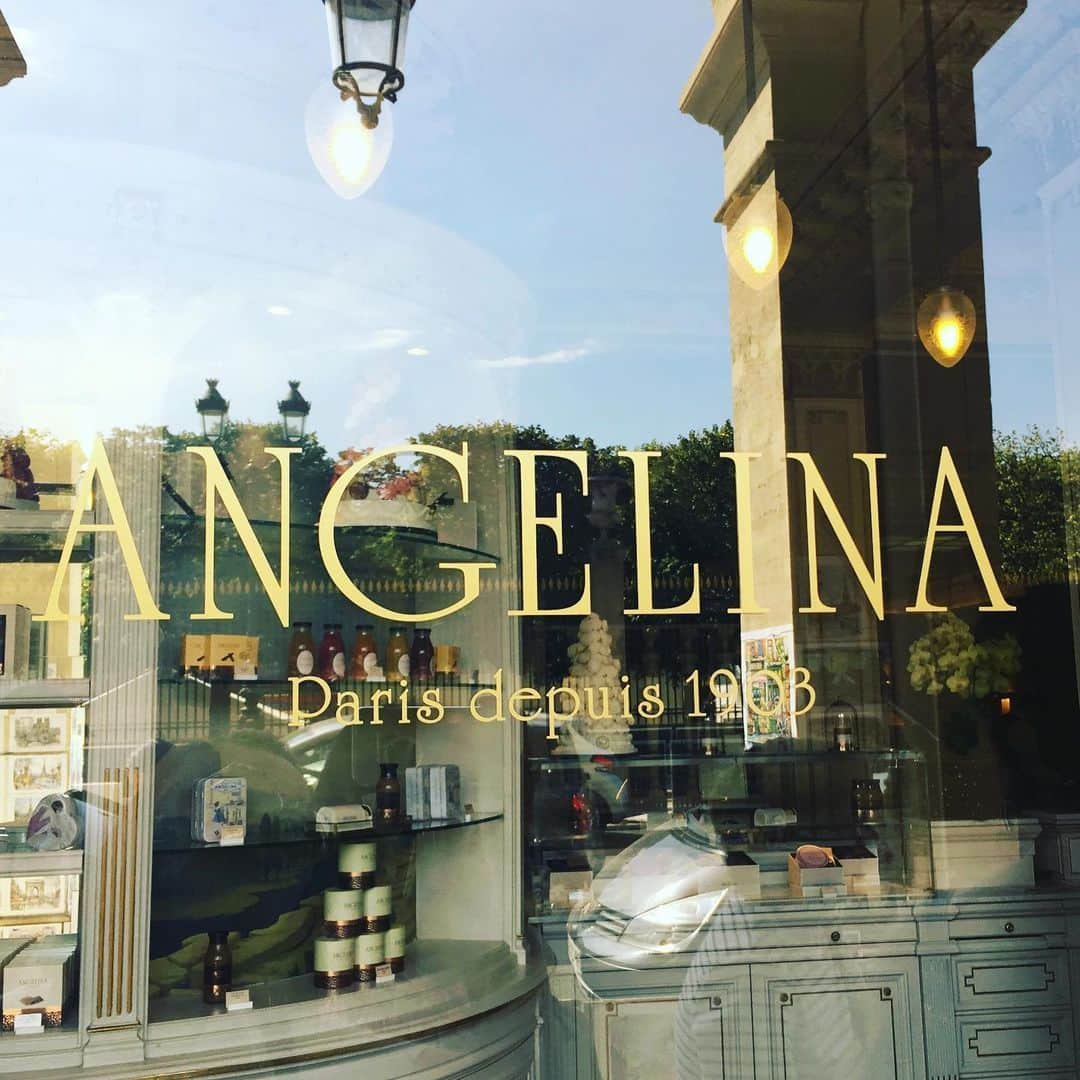 NAOMIさんのインスタグラム写真 - (NAOMIInstagram)「Salon de Tea ANGELINA  ここは1903年から続いている老舗であり モンブランとショコラが有名なcafeですが COCO CHANELさんもお気に入りだったcafeなのです。  毎日、たくさんの観光客が並んでいます😅  #salondetea  #cafe  #ANGELINA #angelina #paris  @paris」7月3日 18時02分 - naominakano703