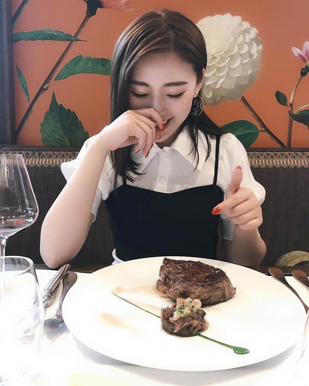 藤川沙弥のインスタグラム：「私が頼んだのはお魚なんだけど﻿ 私の元にお肉が届き、﻿しかもサイズが特大すぎて爆笑。﻿ 食いしん坊そうやと思われたんかなぁ🐖﻿ ﻿ ただお肉もお魚も、﻿ すんごい美味しかった🤤🥺❤️﻿ (皆でシェアしたよ笑)」