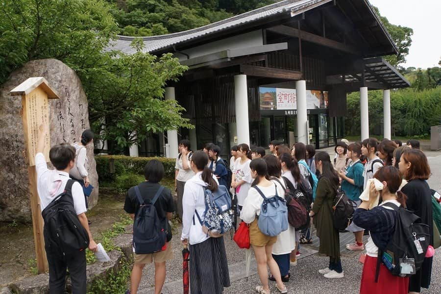 福岡女子短期大学さんのインスタグラム写真 - (福岡女子短期大学Instagram)「@文化教養学科 7/2（火）文化教養学科 🎀1年生の『#プレゼミナール ☘️』では、 #太宰府天満宮 周辺の「#太宰府 探訪👀」を行いました。 . #大伴旅人 の歌碑🌟を解説を聞きながら鑑賞したり🤔、天満宮周辺をじっくり探訪しました🍎 . 自然環境🌱が豊かな街太宰府の魅力を満喫しました🍀 . #福岡女子短期大学 #福女短 #福岡 #女子短 #司書の卵 #国語の先生 #1年生 #集合写真 #大宰府 #スナップショット #スナップ写真 #スナップ #司書採用者全国トップクラス  #クラス写真 #本好き #本が好き #本が大好き #本が好きな人と繋がりたい #図書館好きな人と繋がりたい #文化教養学科 #福岡女子短期大学文化教養学科 #キャンパスライフ #福岡の女子短期大学 #文学大好き #文学好きな人と繋がりたい . ========[ 資料請求 ]======== ． 新しい福岡女子短期大学の資料請求（2020大学案内📕）を無料送付中です。本学ホームページ📲からお気軽に申し込みください🌟 . 子ども学科/健康栄養学科 音楽科/文化教養学科 ． 福岡女子短期大学 住所：‪‪‪福岡県太宰府市五条四丁目16番1号‬‬‬ tel：‪‪‪092-922-4034‬‬‬（代表） . =======================」7月3日 18時07分 - fukuoka_wjc