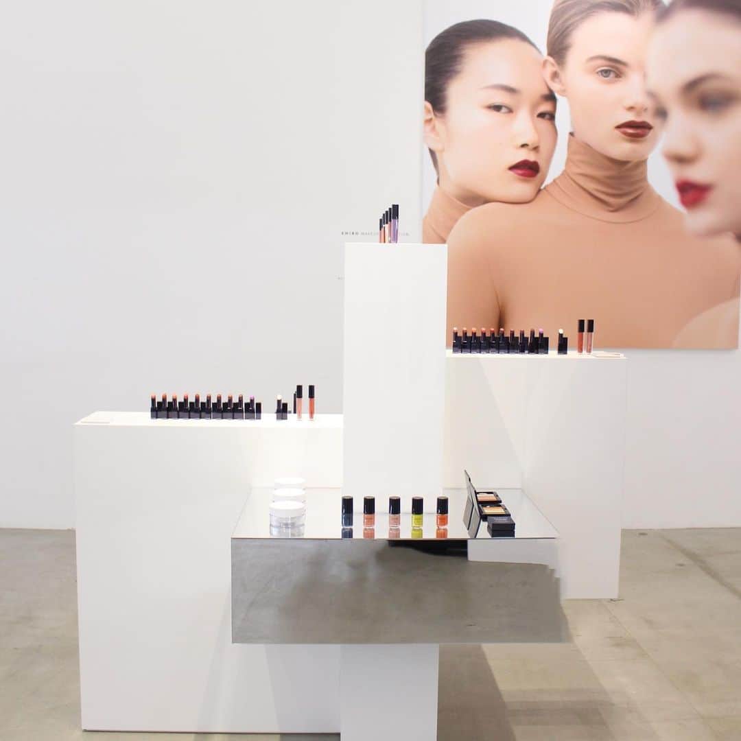 Locariさんのインスタグラム写真 - (LocariInstagram)「・ ・ スキンケアから香水までデイリーユースの定番「shiro」が変わる♡﻿ ・﻿ ＼SHIRO 10th ANNIVERSARY✨／﻿ ・﻿ ・﻿ 日本から世界へとはばたくブランド「SHIRO」としてデビュー！ SHIRO初となるリップスティックが登場💄いち早く試してみました💋 ﻿ ・﻿ ・﻿ ✔︎ GINGER LIP STICK﻿ 日本人の肌色に合う青みレッド［9l07 / ガーネット］でミステリアスでセクシーな口元を演出﻿ ・﻿ ✔︎ GINGER LIP BUTTER﻿ 人気のシリーズからメタリックカラーが新登場！ ﻿ 上品なパールがきらめく落ち着いた深みのあるブロンズ。重ね塗りでもそのままでも使えます✨﻿ ・﻿ ・﻿ ・﻿ うるおいを保ちながら高発色でセミマットな質感が出るリップスティックは他にない使用感でした◎﻿ ・﻿ ・﻿ ・ ・﻿ #SHIRO10th #シロ10周年 #ジンジャーリップスティック #ジンジャーリップバター #shiro #shirocosmetics #リップ #赤リップ #リップメイク #リップグロス #リップケア #コスメ #コスメ好きさんと繋がりたい #コスメ好き #コスメマニア #コスメレポ #コスメレビュー #コスメオタク #新作コスメ #cosmetics #cosme #cosmetic #maccosmetics #instacosmetics #japanesecosmetics #メイク #メイク好きな人と繋がりたい #メイクアップ」7月3日 18時09分 - locari_jp