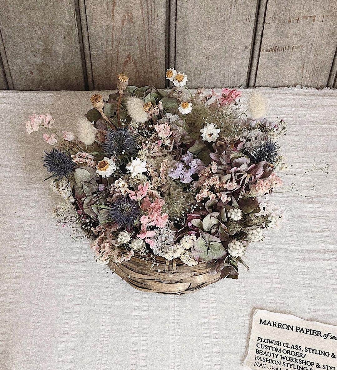 のインスタグラム：「ㅤㅤㅤㅤㅤㅤㅤㅤㅤㅤㅤㅤㅤ 毎月楽しみにしてるお花教室。 今月は籠いっぱいのドライフラワー🧺 お家にお花が増えていって、幸せだ〜〜 ㅤㅤㅤㅤㅤㅤㅤㅤㅤㅤㅤㅤㅤ #marronpapier」