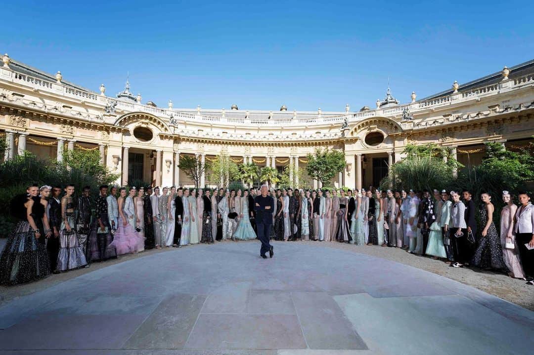 Armani Officialさんのインスタグラム写真 - (Armani OfficialInstagram)「Mr Armani with his models at the #GiorgioArmaniPrivé FW 2019-2020 fashion show held in Paris at the Petit Palais #pfw  Credits: @sgpitalia @stefanoguindani」7月3日 18時11分 - emporioarmani