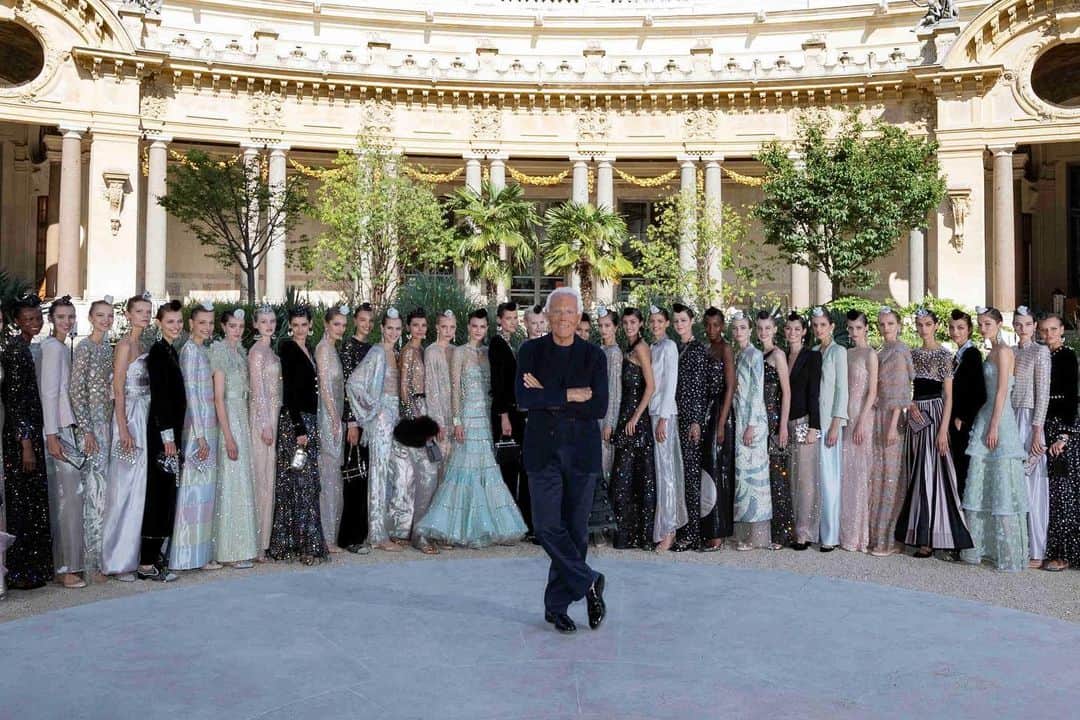 Armani Officialさんのインスタグラム写真 - (Armani OfficialInstagram)「Mr Armani with his models at the #GiorgioArmaniPrivé FW 2019-2020 fashion show held in Paris at the Petit Palais #pfw  Credits: @sgpitalia @stefanoguindani」7月3日 18時11分 - emporioarmani