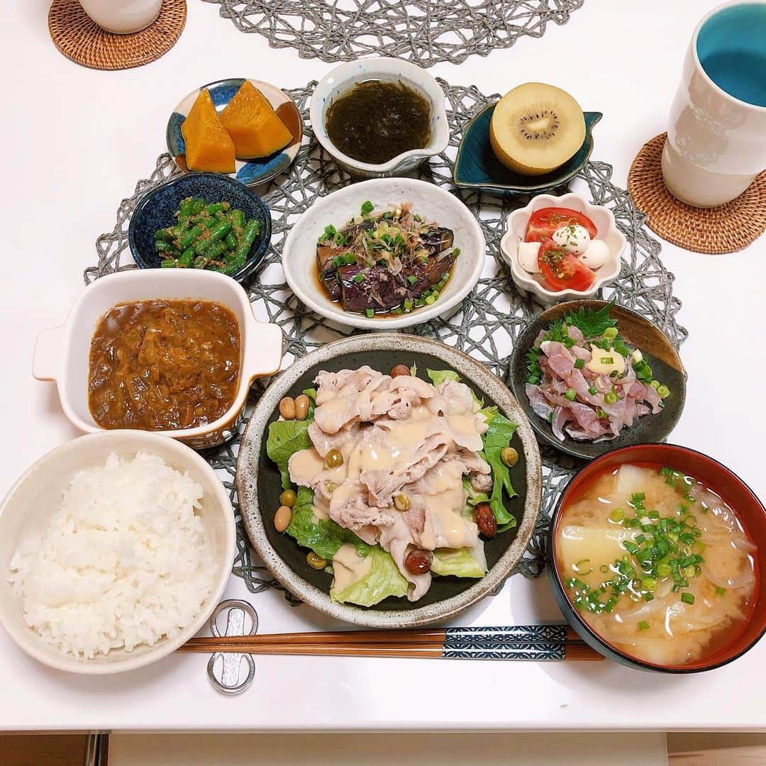 姫野れみさんのインスタグラム写真 - (姫野れみInstagram)「#石毛家の食卓 👨🏿‍🍳♡ 最近載せてなかったので久しぶりに❤︎ 夏のさっぱりシンプルメニューな日🎋✨ 前日の残りのキーマカレーも一緒に！  そして完全復活しました！DMなど ご心配ありがとうございました🙇🏼‍♀️  🐷#冷しゃぶ 🐟#鯵のなめろう 🍆#茄子の煮浸し 🍛#キーマカレー 🥒#いんげんの胡麻和え 🎃#かぼちゃの煮付け 🌊#もずく酢 🍅#カプレーゼ 🍚#白米 🍲#新玉ねぎと新じゃがの味噌汁 🥝#キウイ  #アスリートフードマイスター #料理 #和食 #夕食 #アスリート飯 #夕飯 #夜ご飯 #晩ごはん #夜ご飯 #夕ごはん #夜ごはん #和食ごはん #手作り料理 #手作りごはん #おうちごはん #レシピ #dinner #food #cooking」7月3日 18時12分 - remi___08